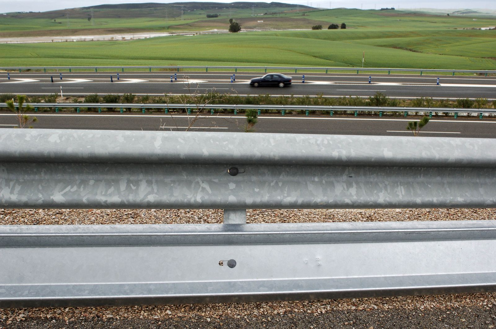 Barreras de seguridad instaladas a lo largo del trazado de la autovía A-382.