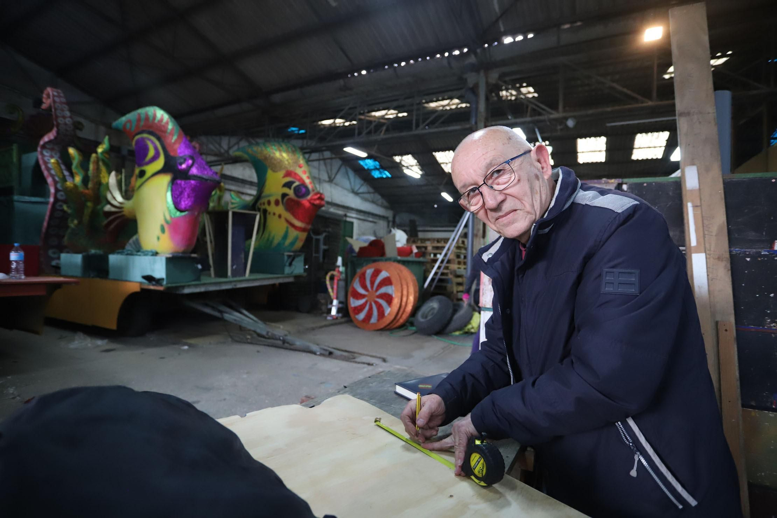 Imágenes de los preparativos de las carrozas de sus Majestades los Reyes Magos