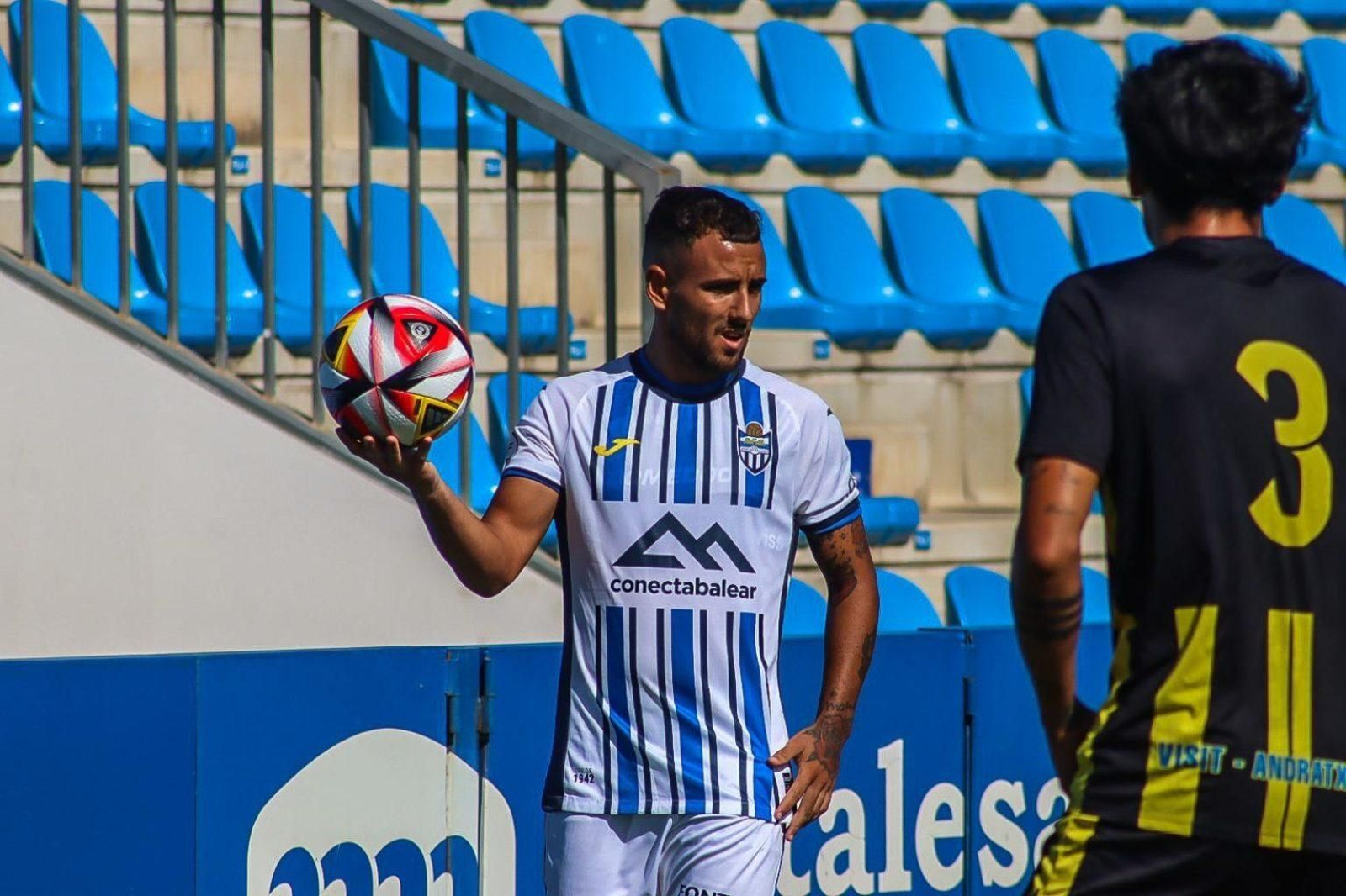El linense Loren, con el Baleares en el duelo ante el Andratx. El linense Loren, con el Baleares en el duelo ante el Andratx.