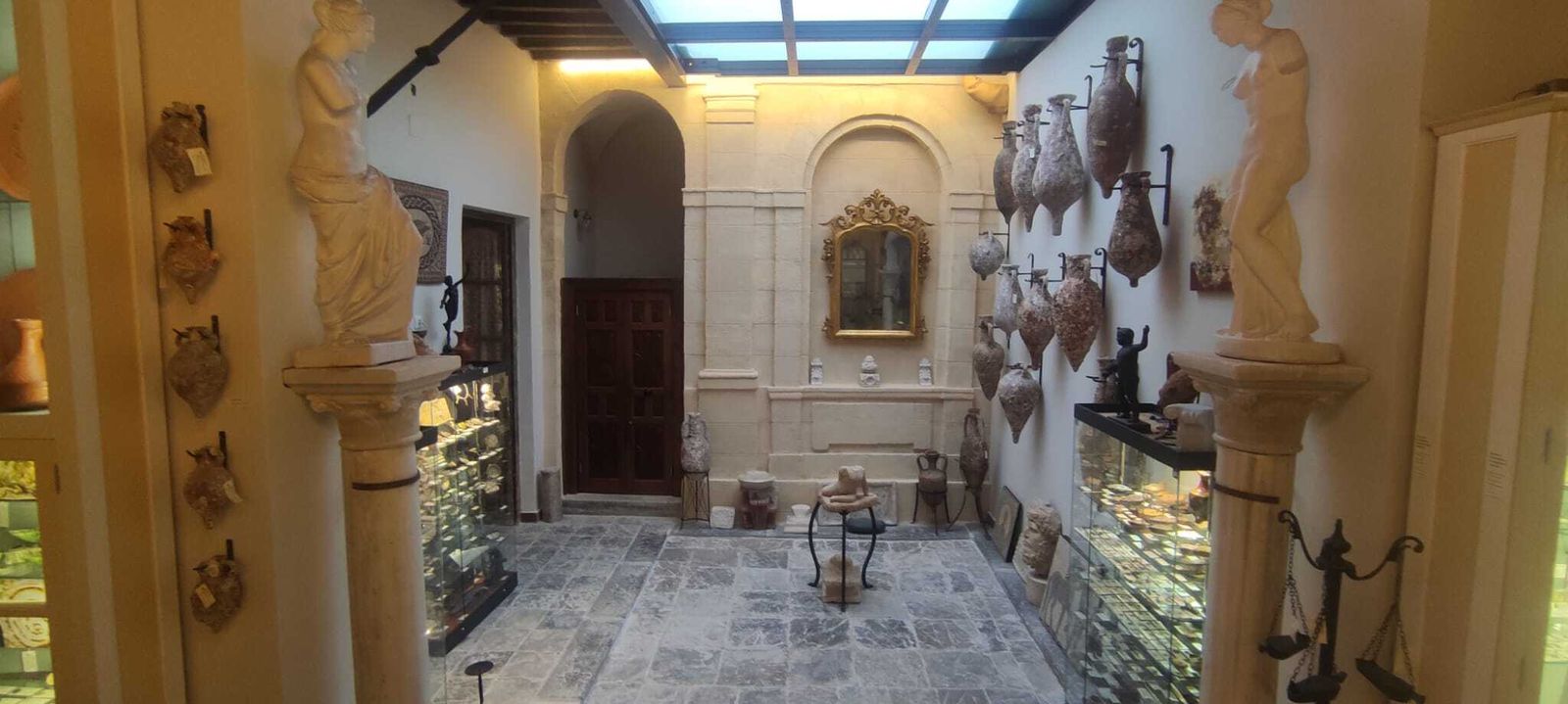 La nueva tienda Herakles con el muro del siglo XVIII al fondo