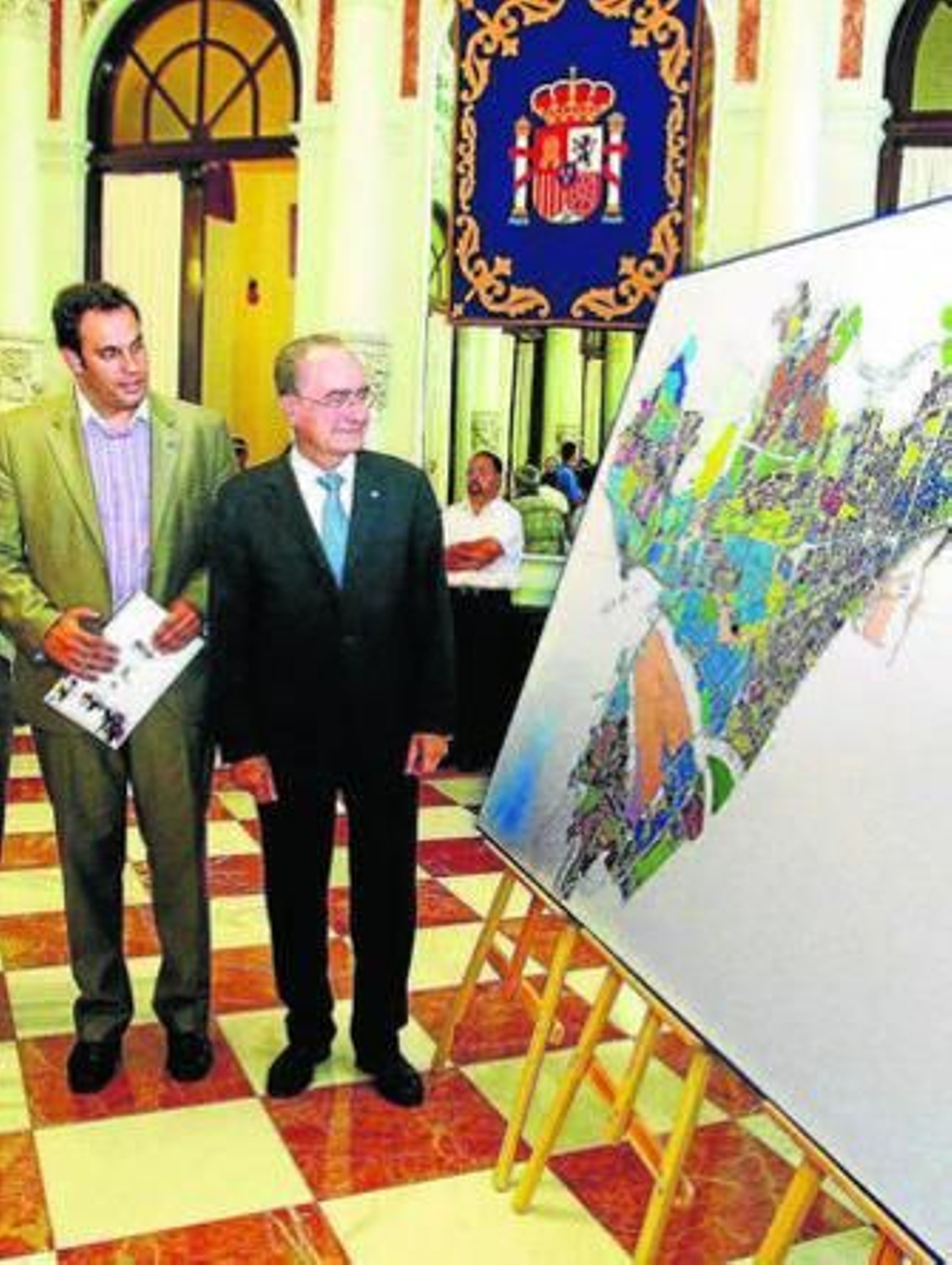 Díaz Guirado y De la Torre, ante un plano del PGOU de Málaga.