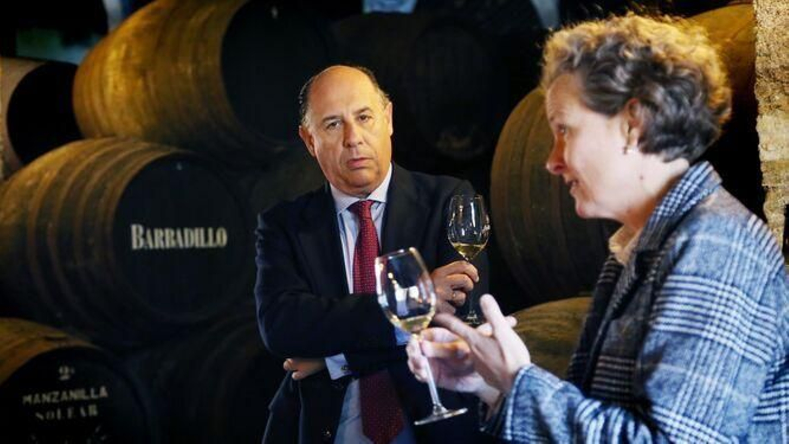 Víctor Vélez y Montse Molina, director general y directora técnica de Barbadillo, en la bodega La Arboledilla.