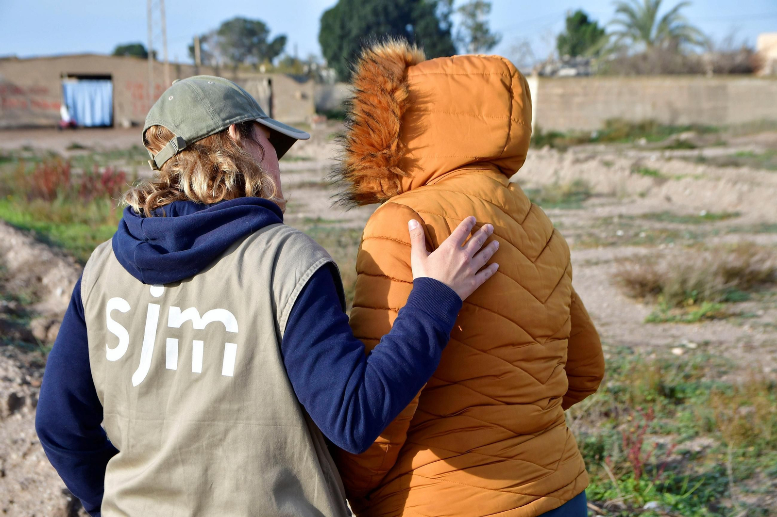 Una voluntaria del SJM en el desalojo de inmigrantes de un poblado chabolista en Níjar.