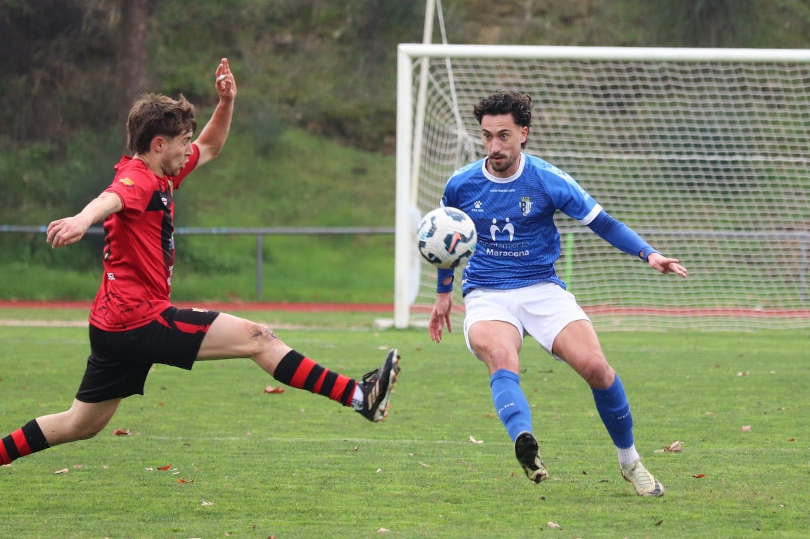 Salvatierra enviando un balón largo en el duelo ante el Cuevas CF.