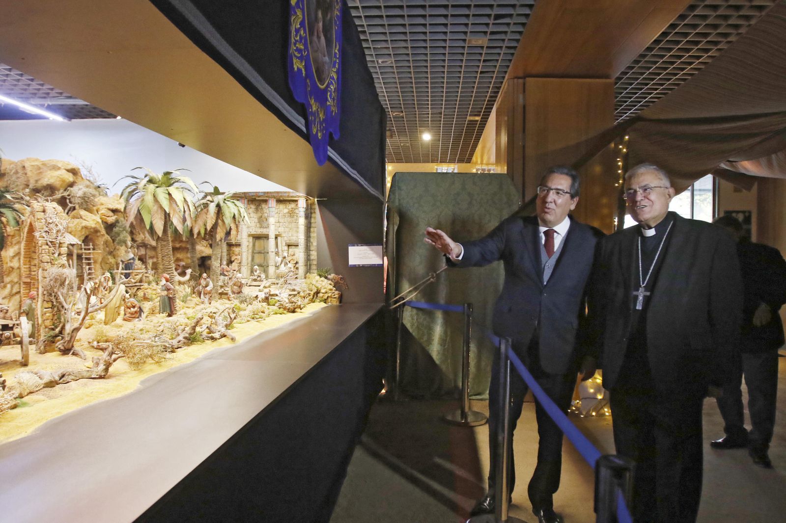 El obipo de Córdoba en la tradicional bendición del Belén de Cajasol junto con el presidente de la Fundación.