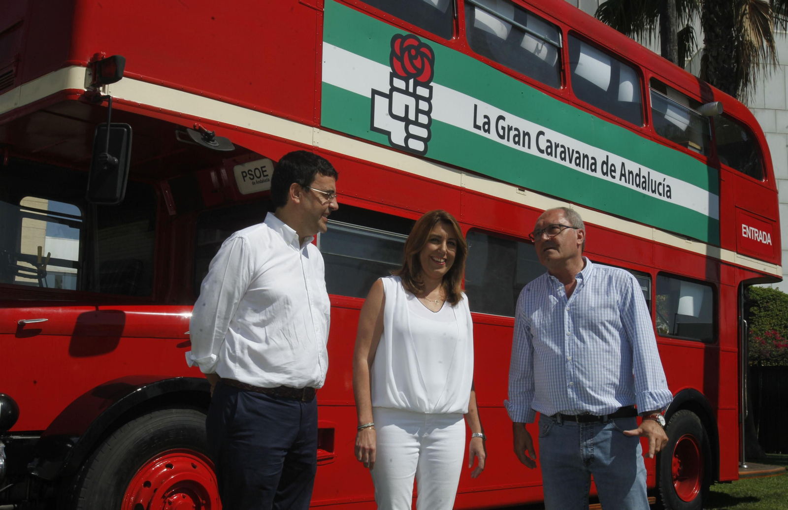 Mario Jiménez, Susana Díaz y Juan Cornejo posan ayer junto al autobús empleado en la primera campaña electoral de Felipe González, en la exposición conmemorativa del 40 aniversario del PSOE-A.