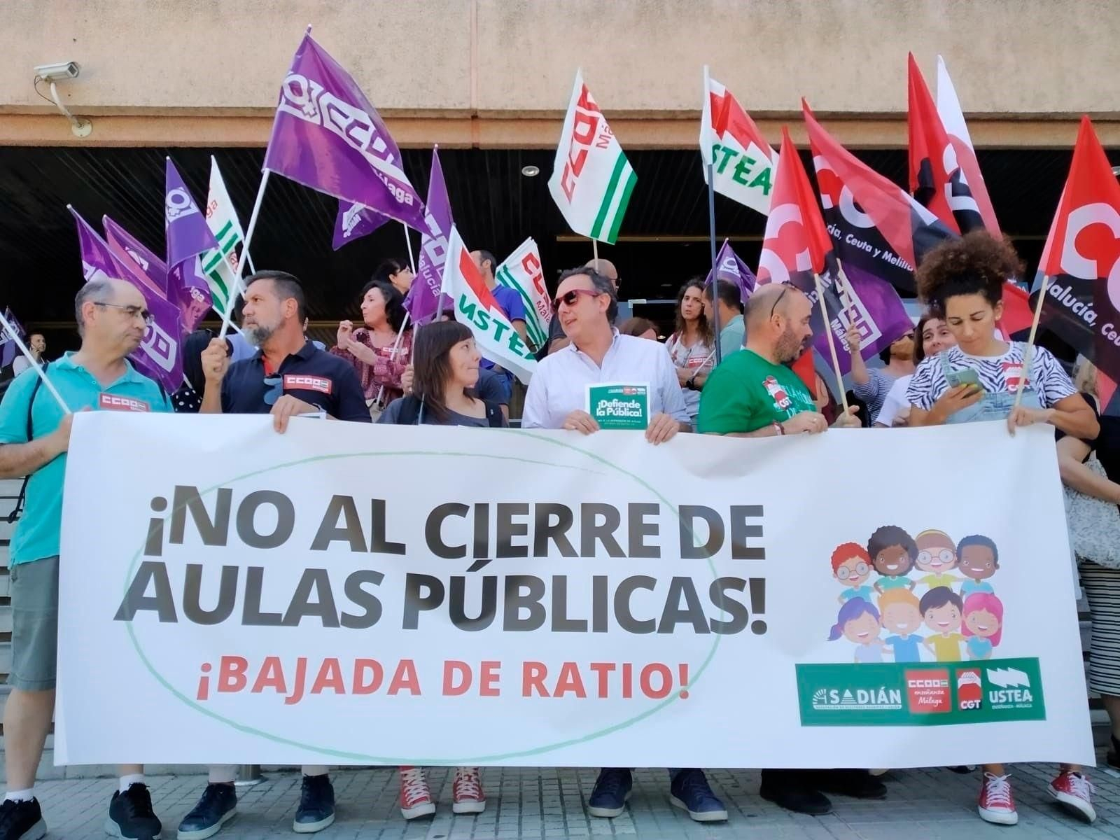 Sindicatos concentrados este miércoles en la Delegación de Desarrollo Educativo.