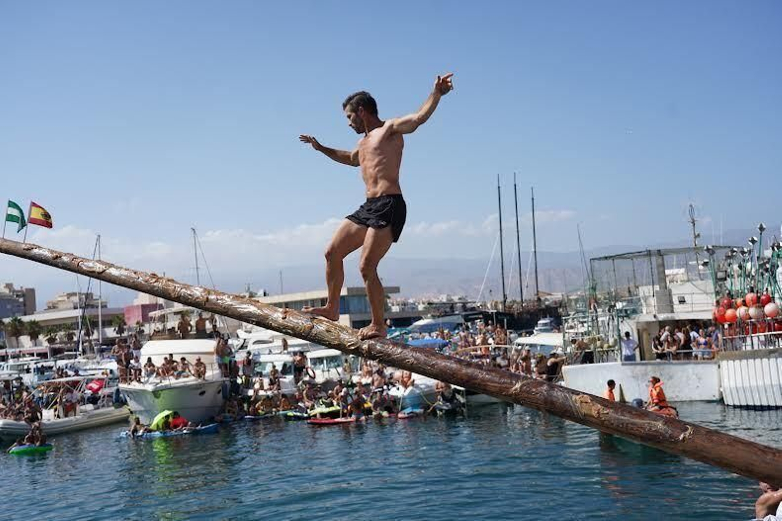 El reto de la cucaña vuelve a concitar una gran expectación en El Puerto de Roquetas