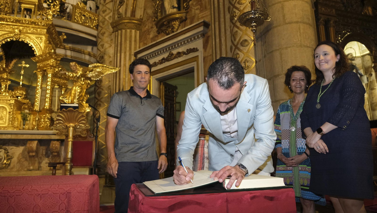 Ofrenda de la U.D. Almería a la Virgen del Mar, por el ascenso a la Liga Santander de Fútbol