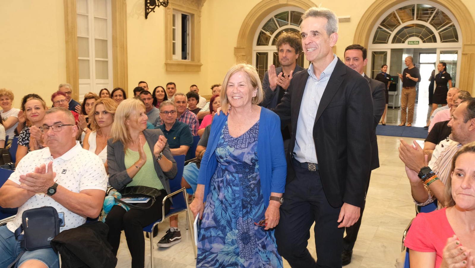 El Doctor Antonio Ríos presenta su libro 'Una Rodilla Feliz', en imágenes