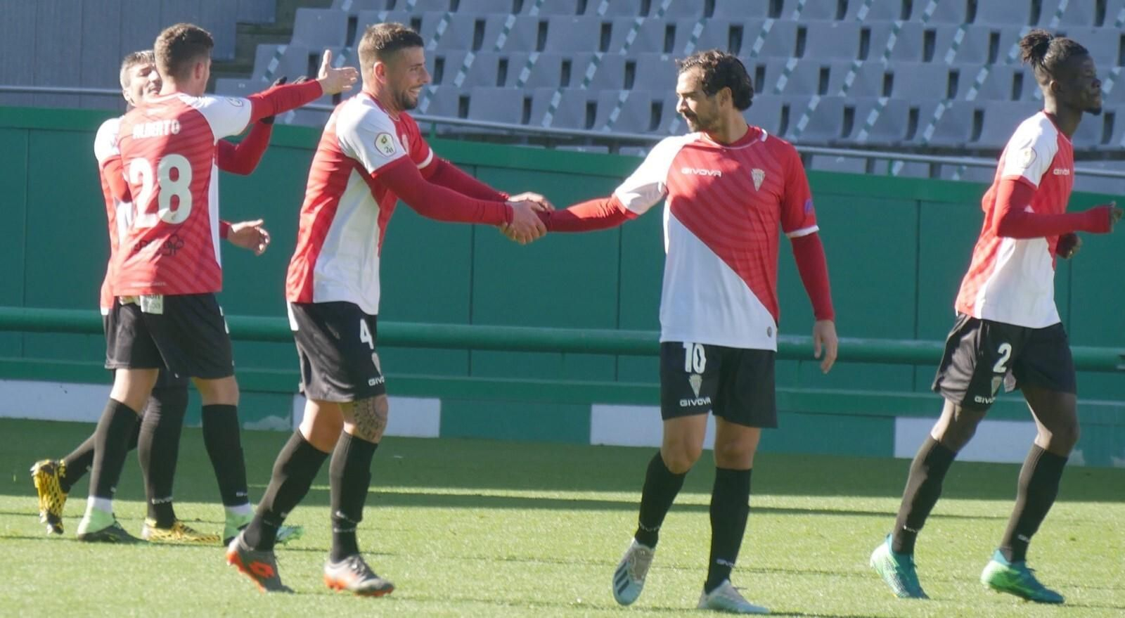 Miguel de las Cuevas es felicitado por Xavi Molina tras su gol en el amistoso ante el filial.