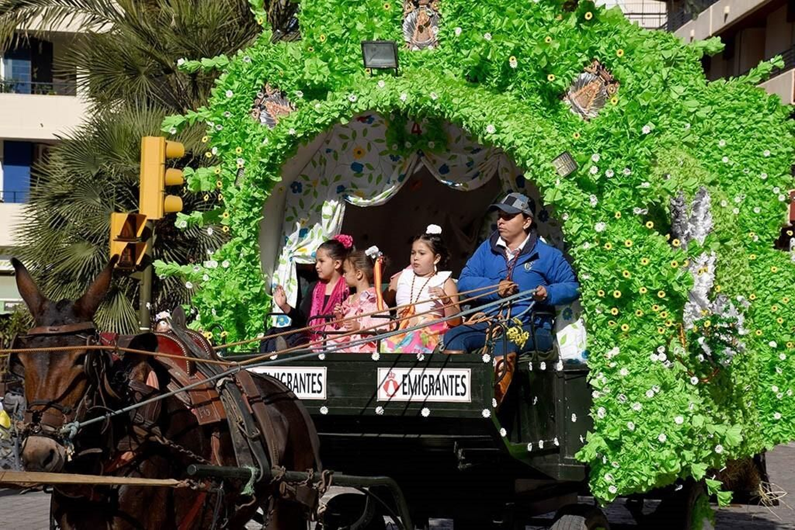 Imágenes de los peregrinos de la Hermandad de Emigrantes en su salida por las calles de Huelva
