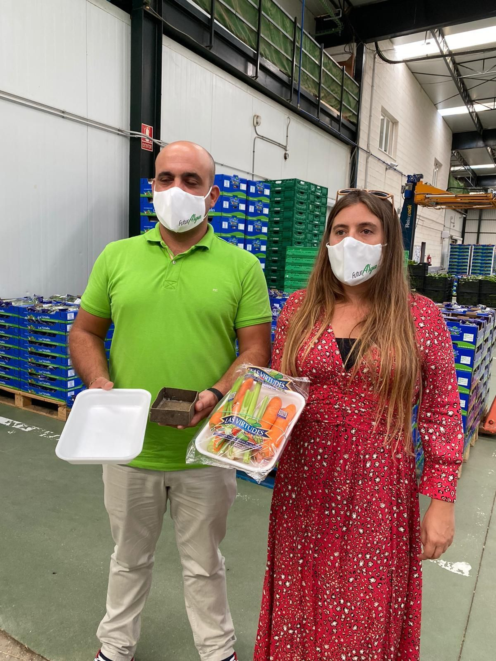 Víctor Manuel Pérez y Sofía Tristancho con una bandeja de poliestileno y otra hecha con algas marinas.