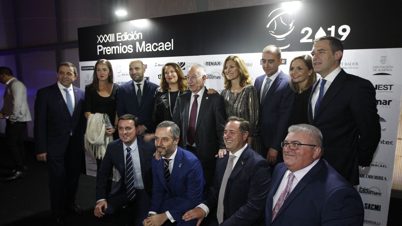 Foto de la 'familia' de los representantes populares, entre ellos, Carmen Crespo, Juan Bravo, Javier A. García, Aránzazu Martín, Maribel Sánchez y Miguel Ángel Castellón, entre otros.