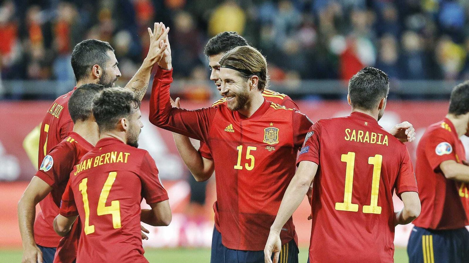 Ramos felicita a Cazorla tras el 2-0.