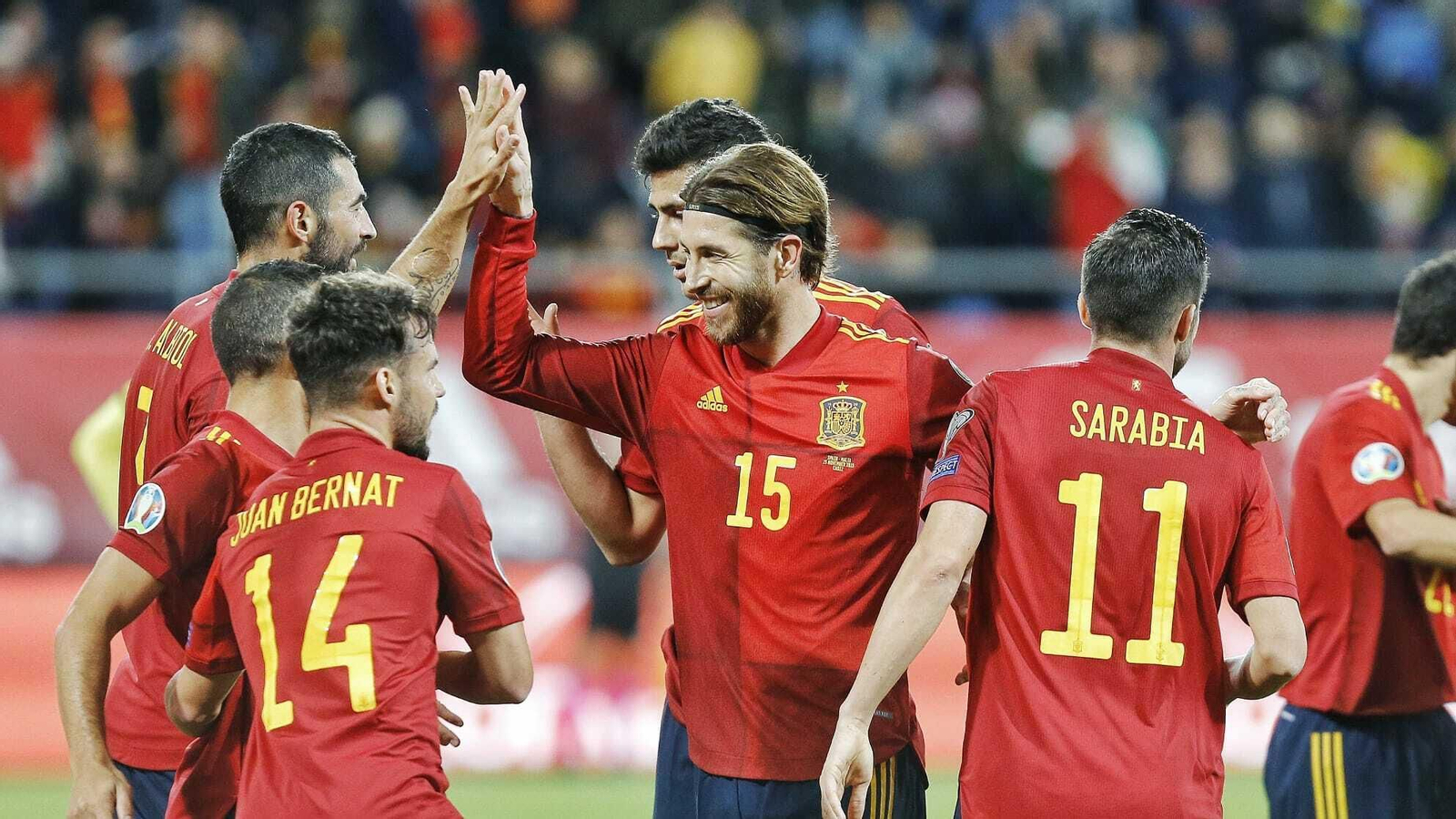 Ramos felicita a Cazorla tras el 2-0.