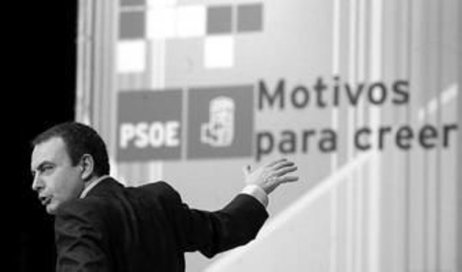 El presidente del Gobierno, José Luis Rodríguez Zapatero, ayer, durante su intervención en el mitin del PSOE en el pabellón de Algeciras.