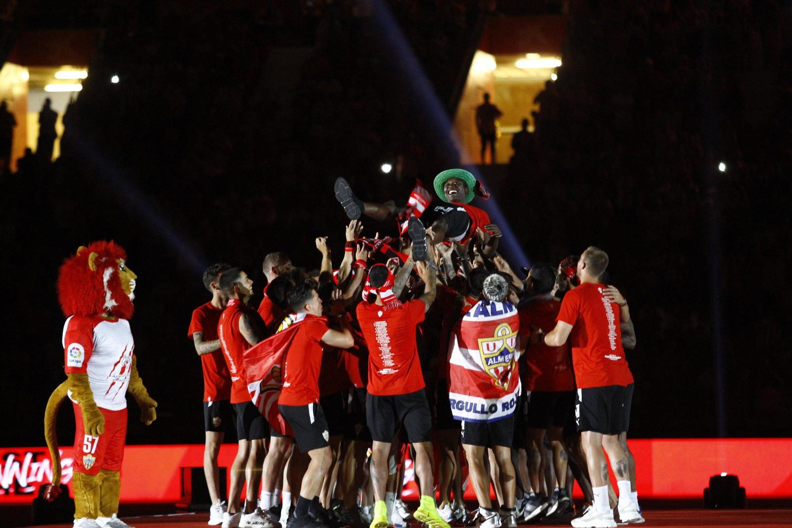 Las imágenes de la fiesta del ascenso de la U.D. Almería en el Estadio Mediterráneo.