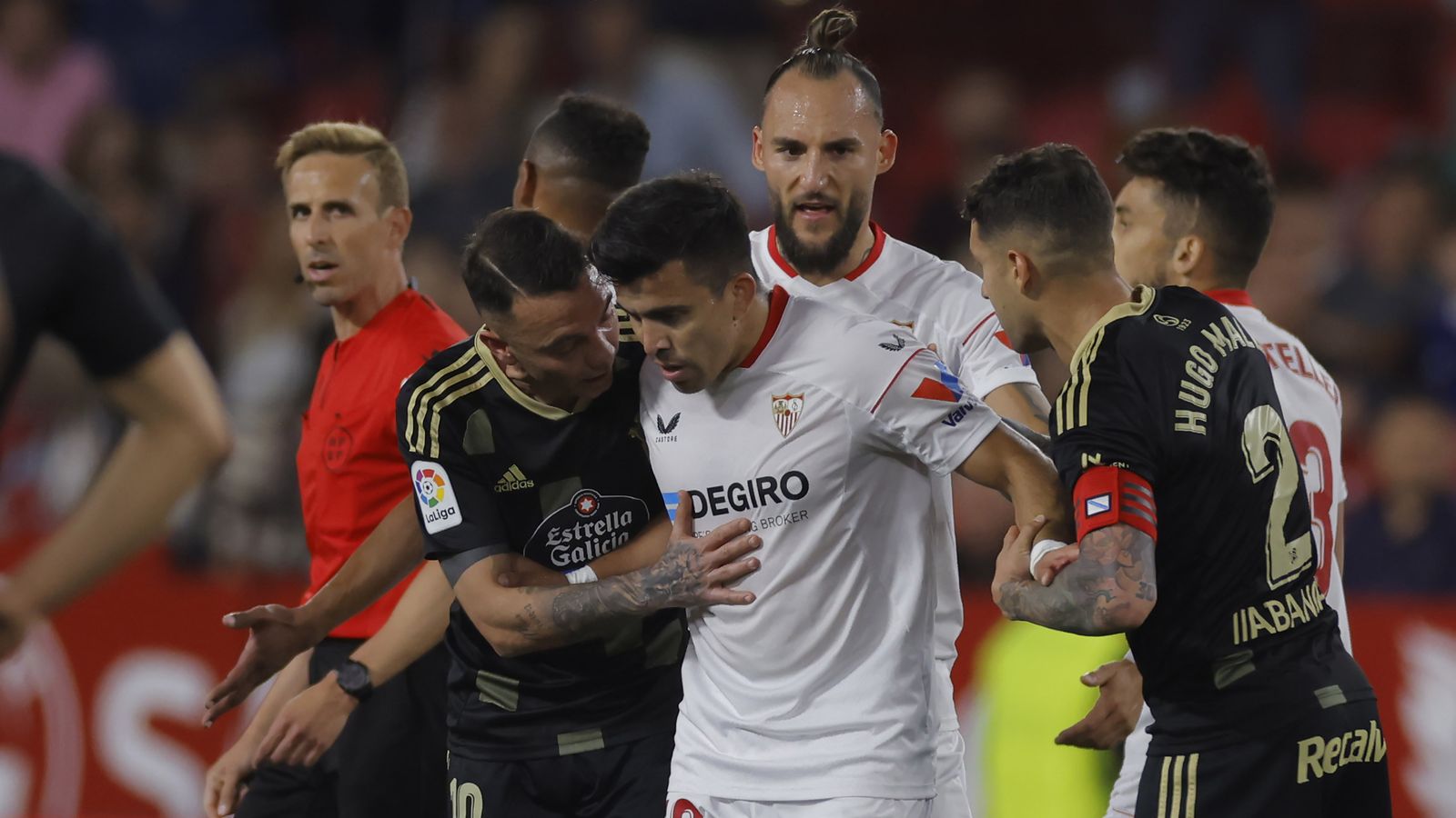 Iago Aspas trata de calmar a Acuña tras su expulsión.