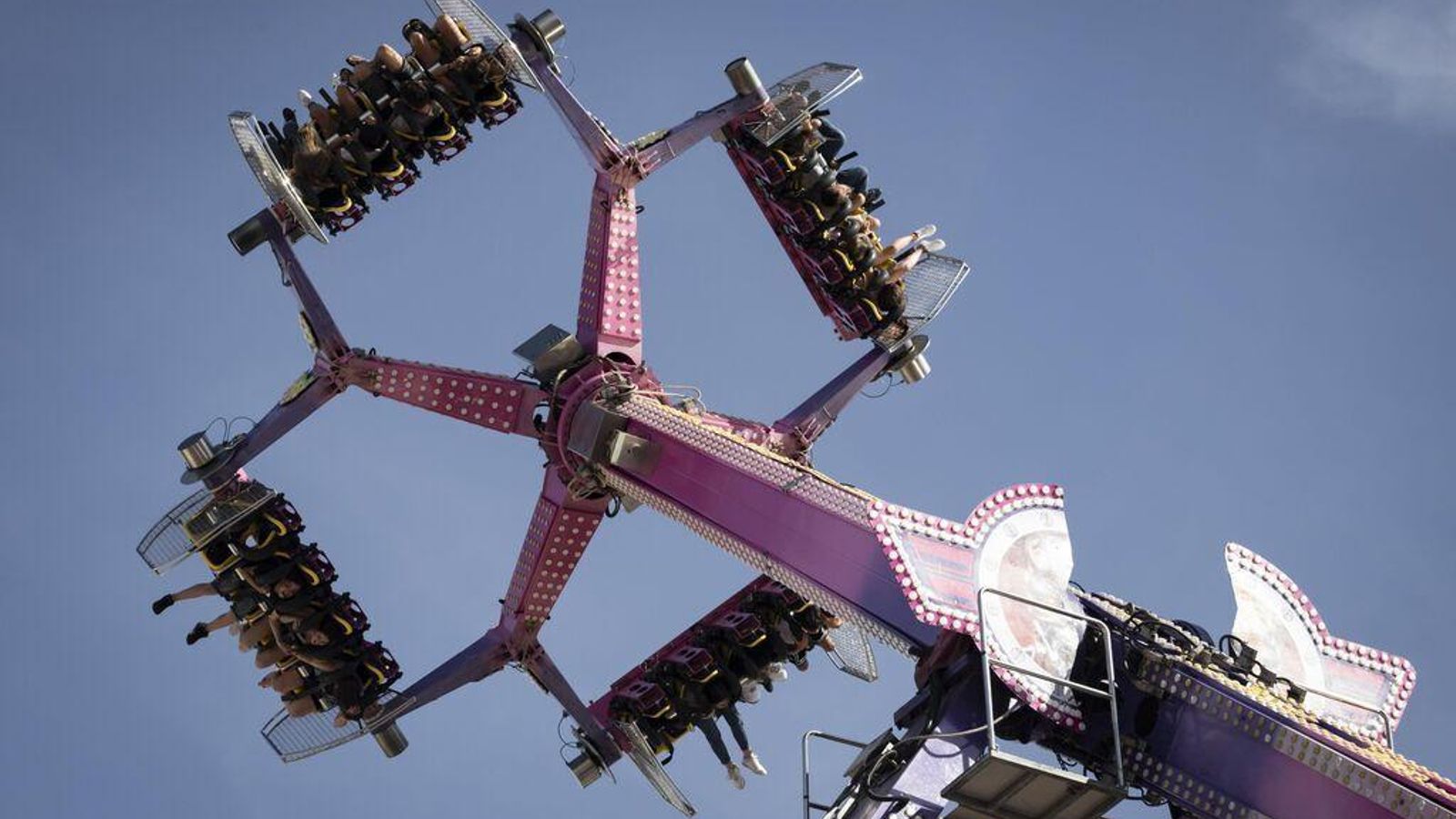 Diversión de uno de los 'cacharritos' de la Feria