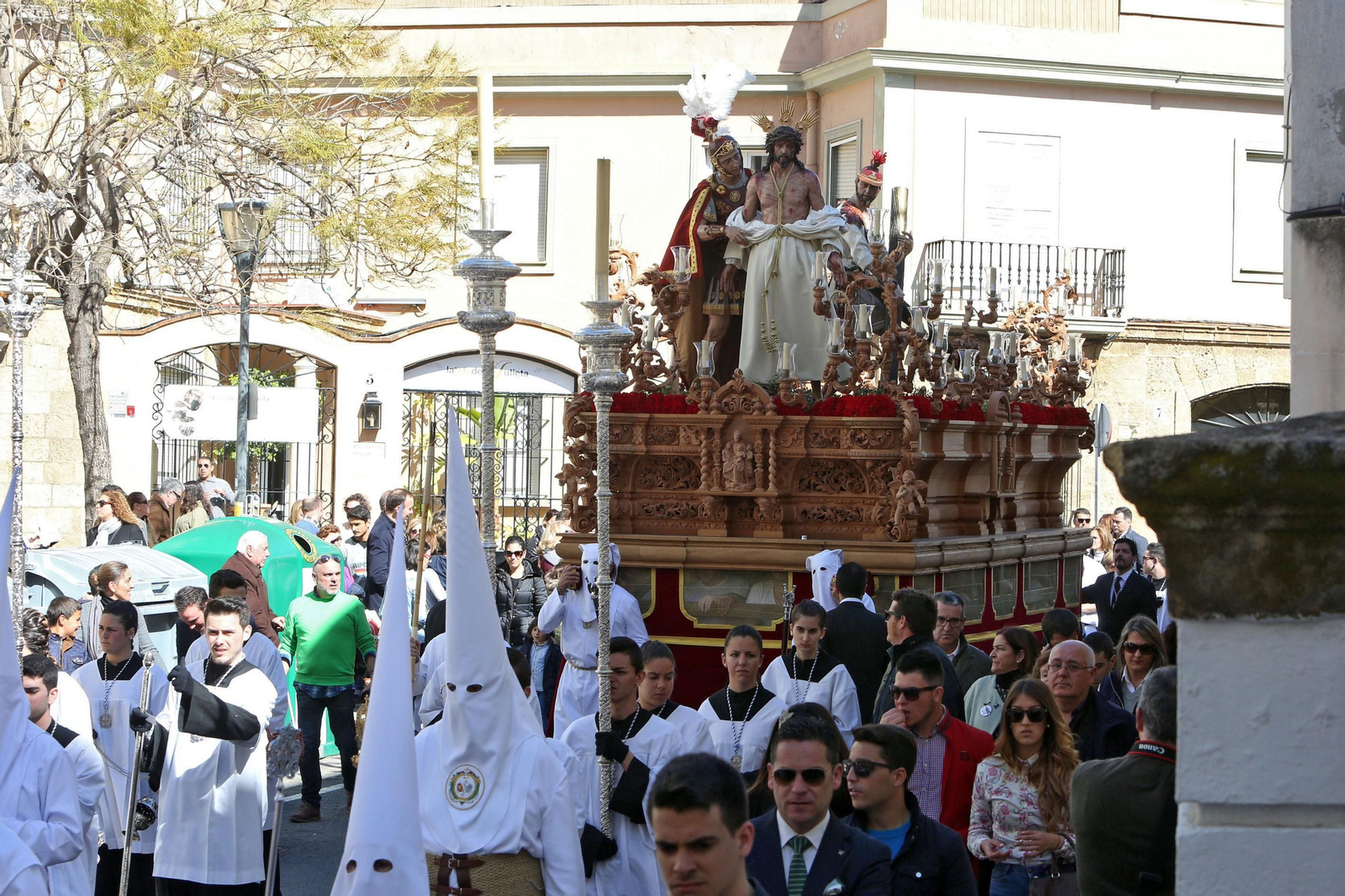 El paso del Despojado, con el frontal del canasto tallado.