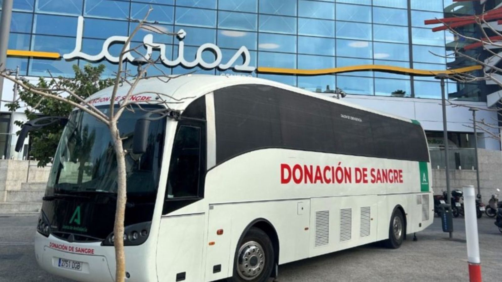 Autobús de Donación de Sangre en la entrada del Centro Comercial Larios.
