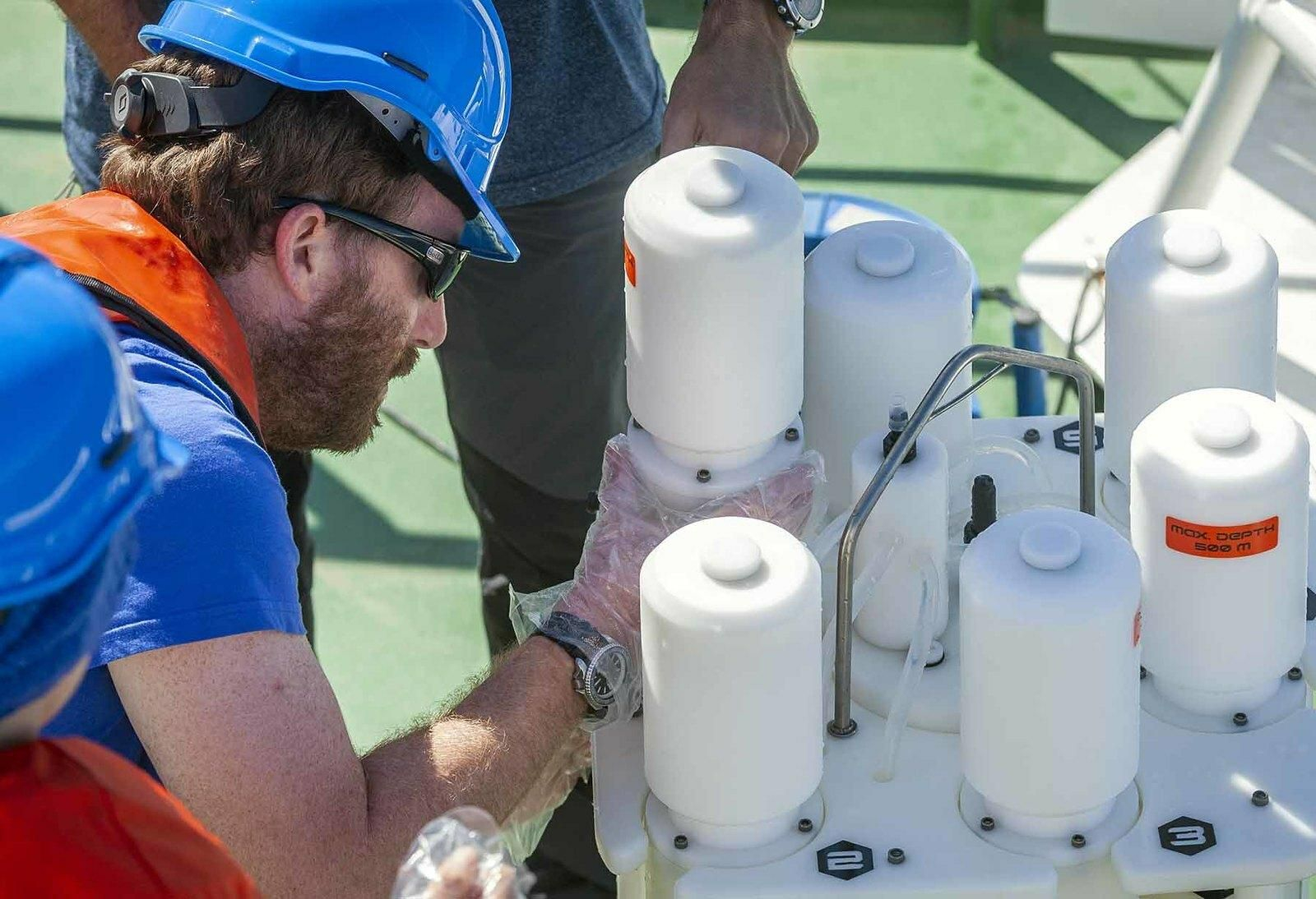 Uno de los investigadores en el buque 'Intermares'.