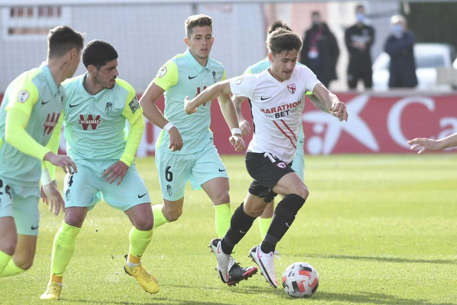 Iván, máximo goleador del grupo del Sevilla Atlético en Segunda B, vuelve a estar en la lista.