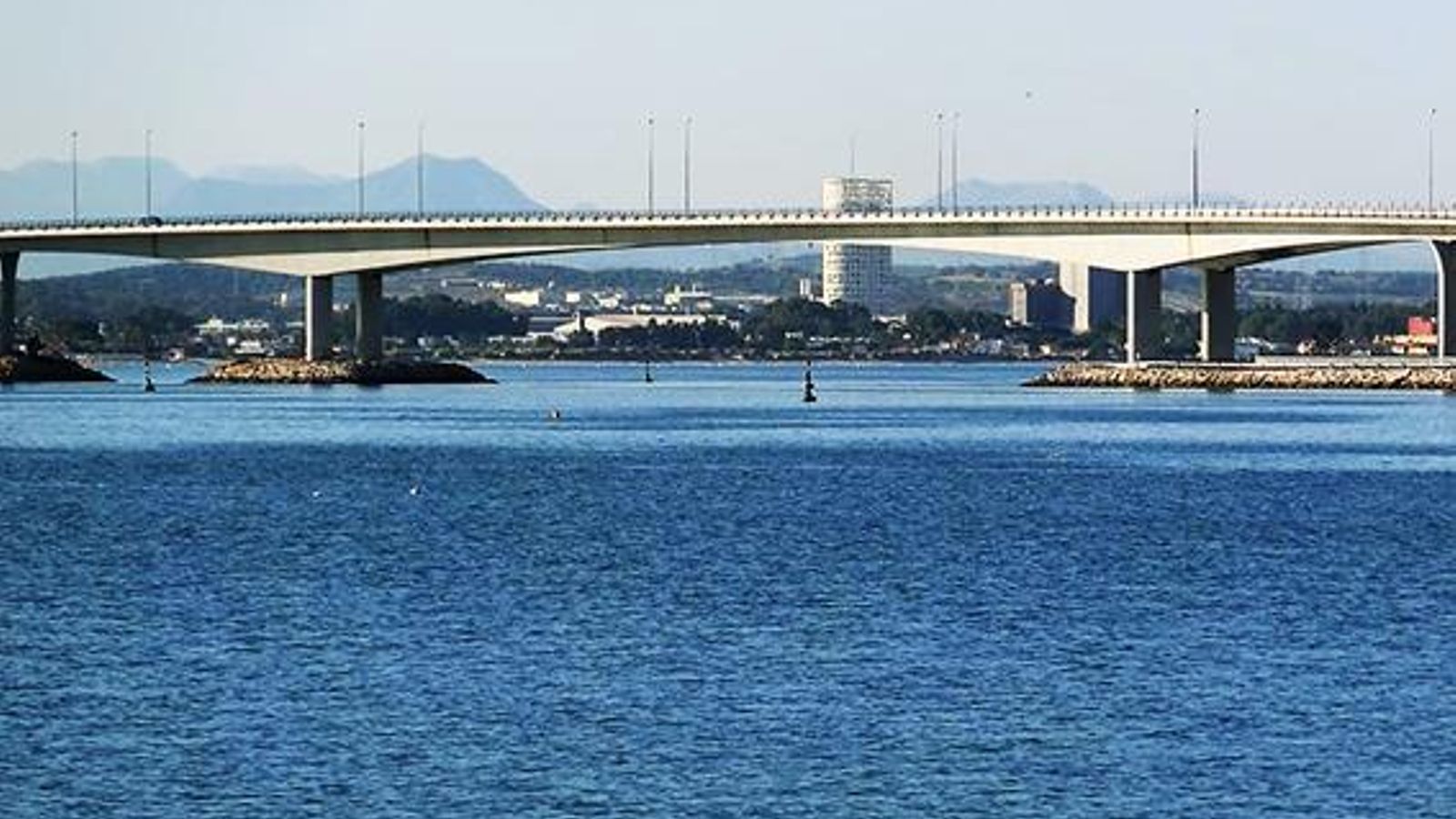 Puente del acceso norte al puerto de Algeciras.