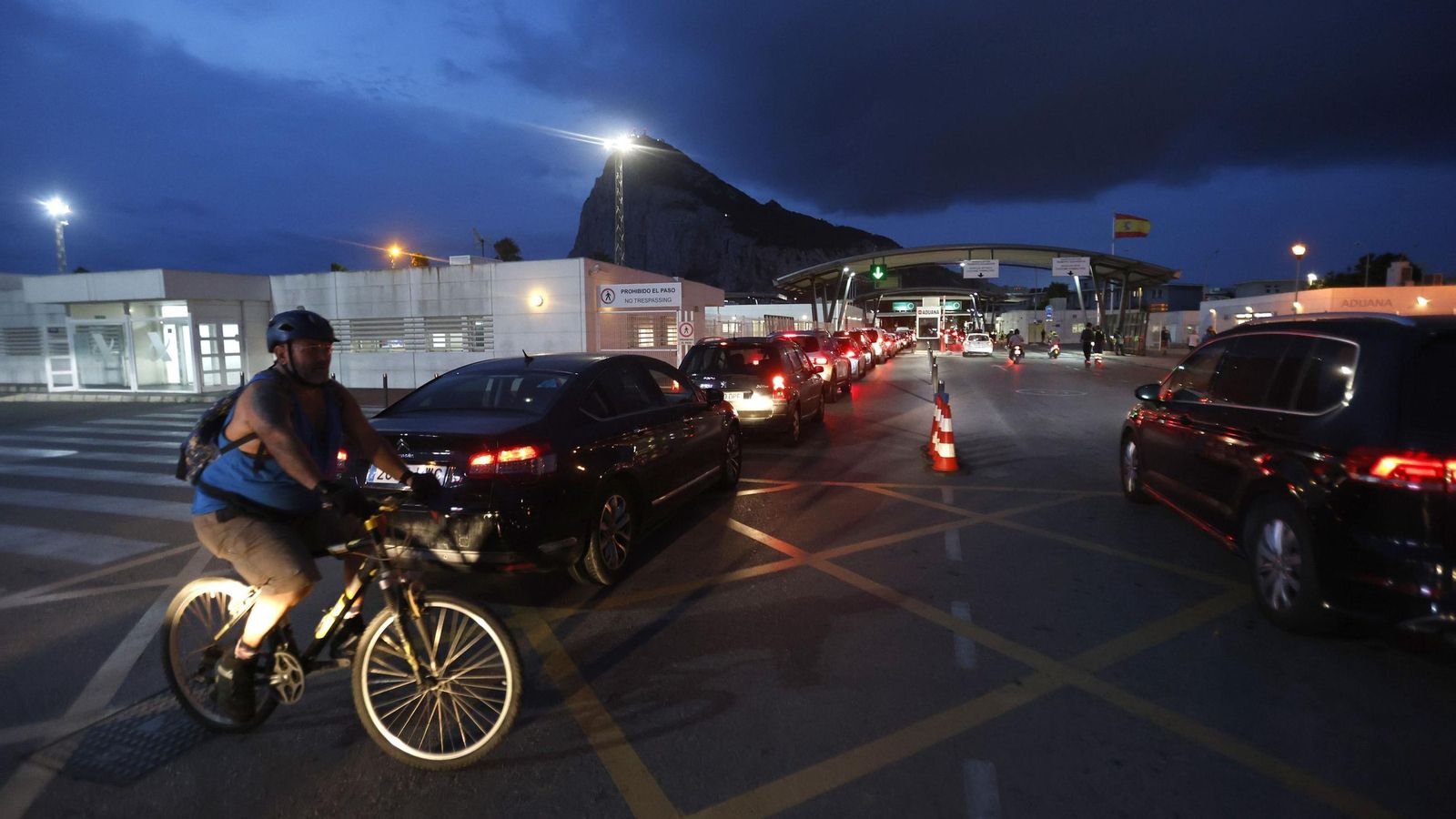 Trabajadores entran a Gibraltar al amanecer. Trabajadores entran a Gibraltar al amanecer.