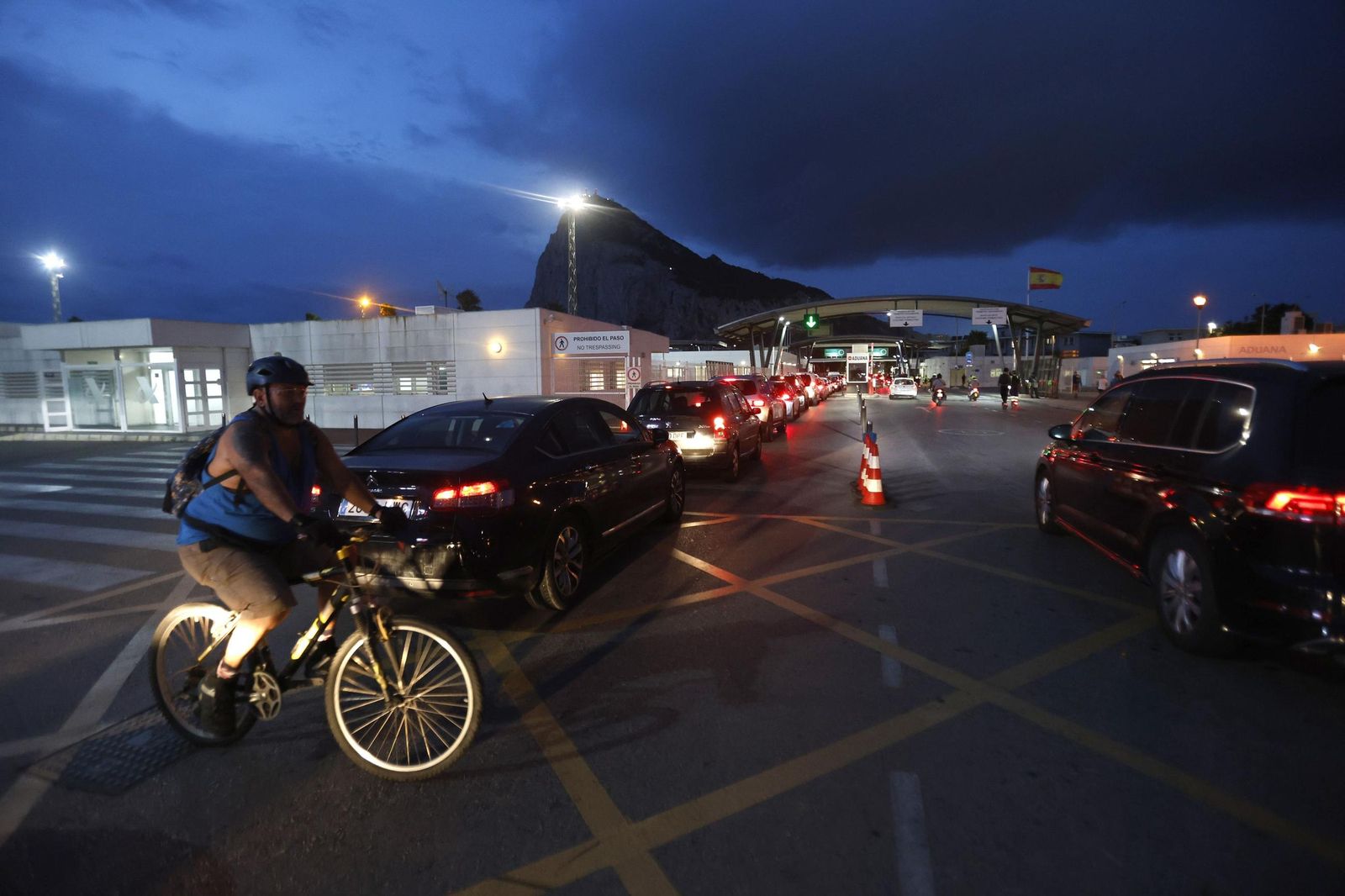 Trabajadores entran a Gibraltar, al amanecer.