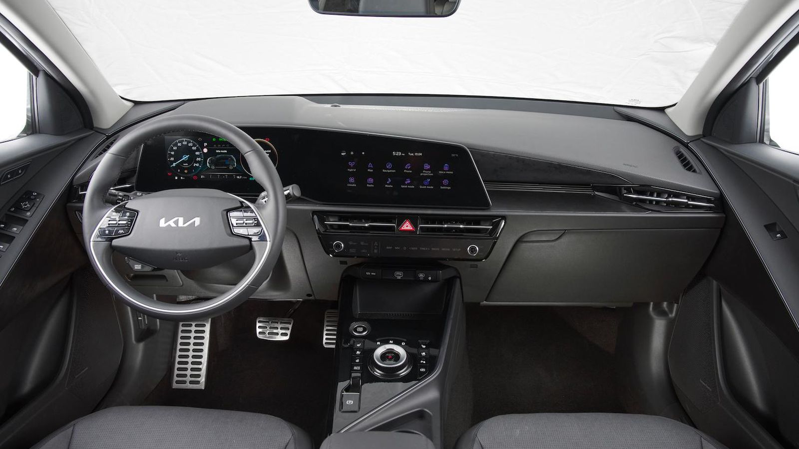 El salpicadero es asimétrico y las pantallas están levemente giradas hacia el conductor.