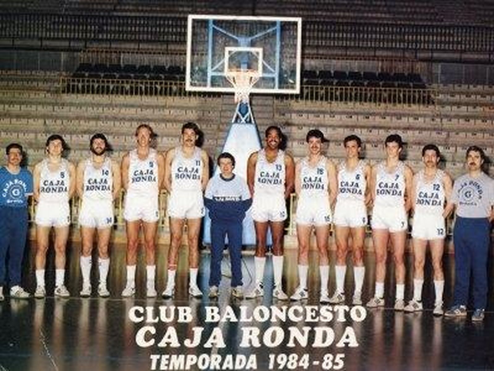 3. Larry Boston

La temporada 1984/85 es recordada por el descenso del Caja de Ronda a Primera B, pero los más veteranos recordarán también el impacto que tuvo la llegada de este pivot norteamericano que había ganado la Recopa de Europa dos años antes con el Villeurbanne francés. Sustituyó a un discutido Jeff Cross y acabó formando una pareja letal con Dan Caldwell. Sus números son los mejores firmados nunca por un temporero en Málaga: 20,3 puntos y 11,1 rebotes. Después jugó en Bélgica, Francia e Italia antes de regresar de nuevo a España (Leche Río Breogán, en Primera B).

Foto: Nacho Rodrigo