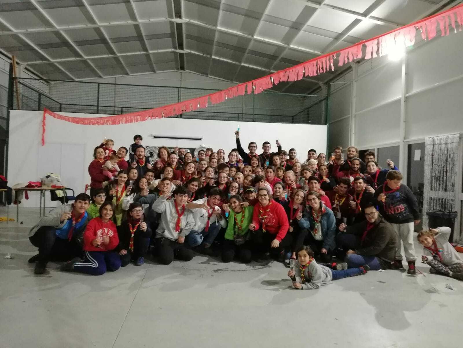 Imagen de los integrantes y responsables actuales del Grupo Scout San Jorge durante el campamento de Navidad.