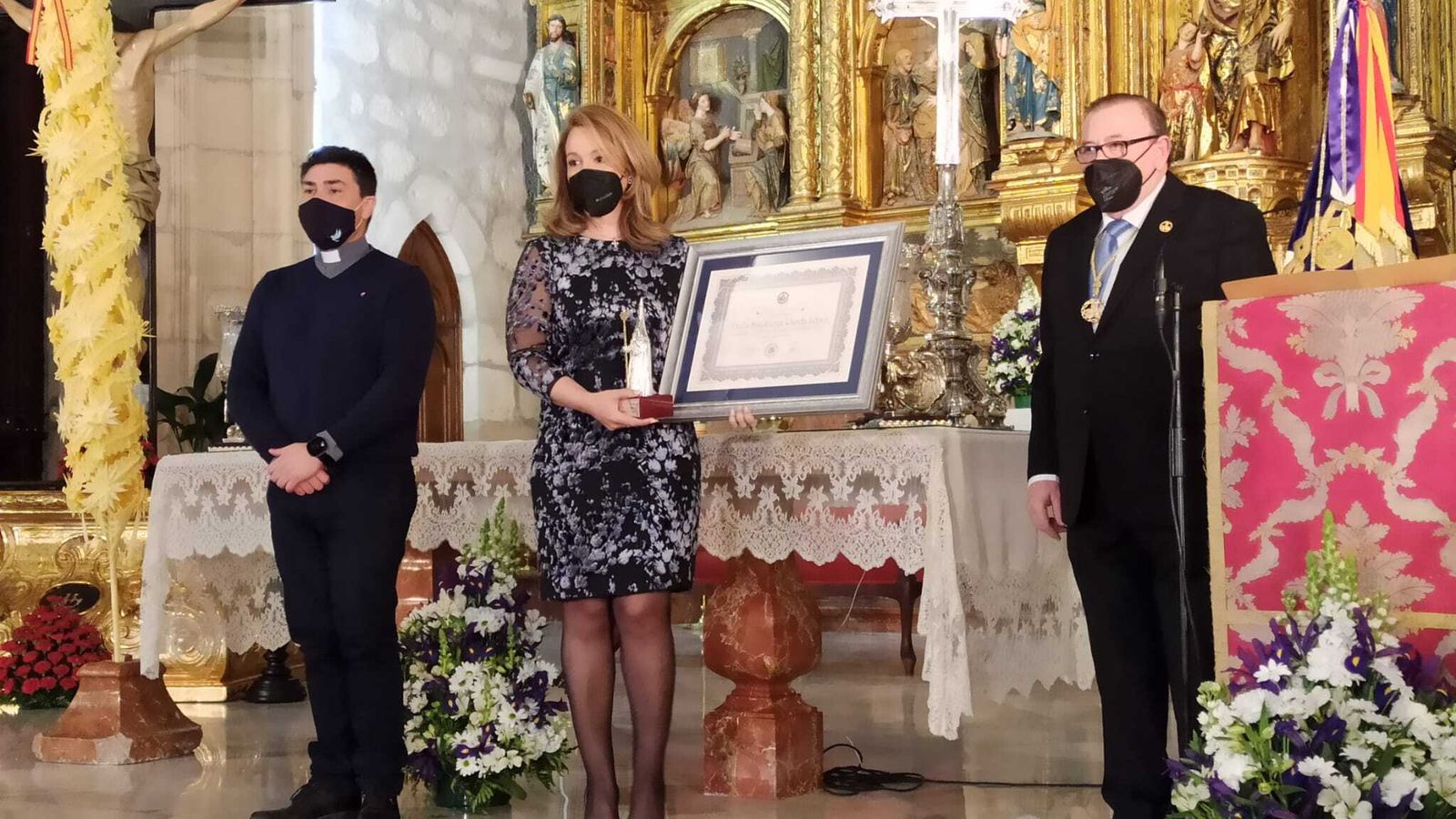 Magdalena Rueda recibe el premio cofrade.