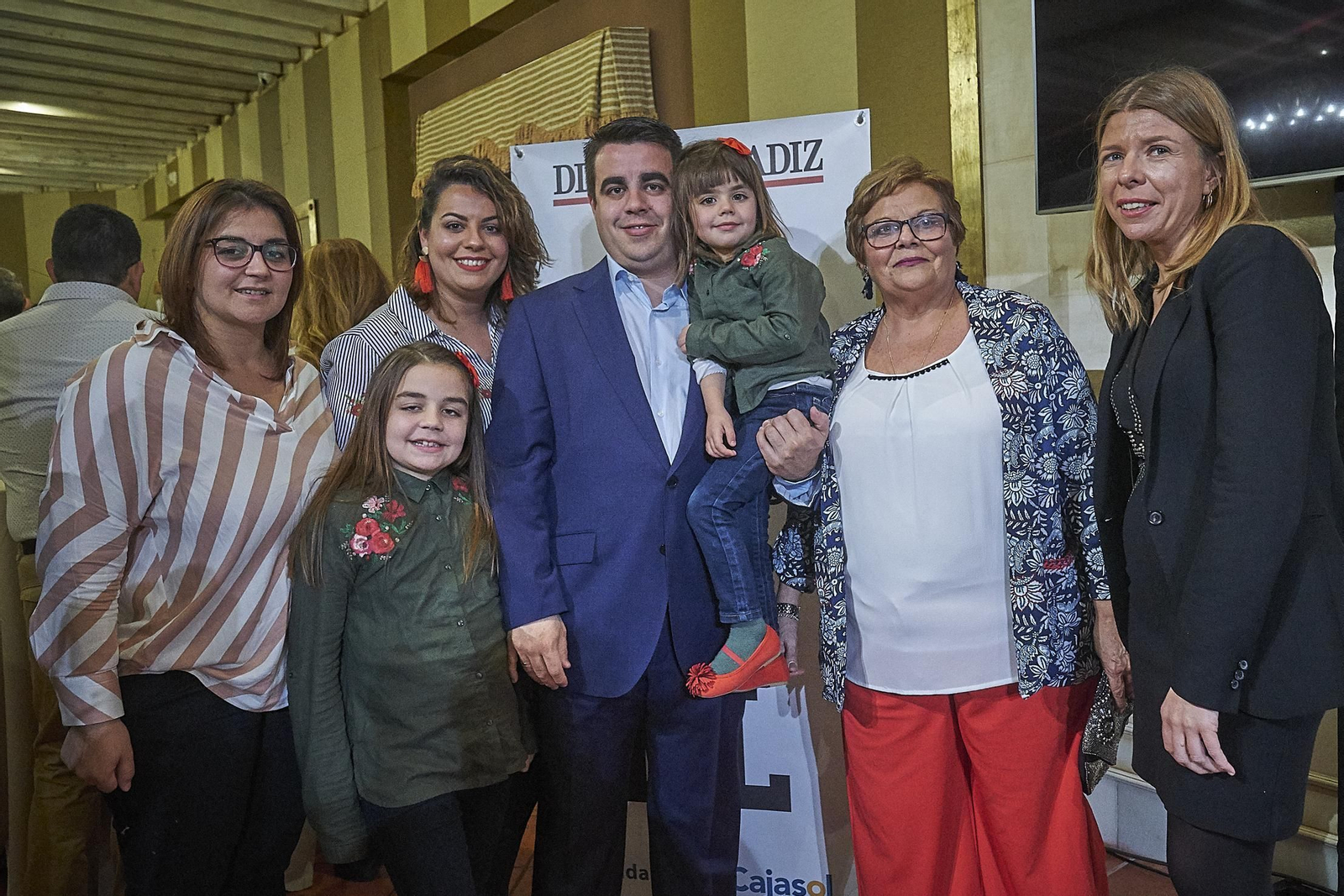La familia de Emilio López junto a María del Mar Díez, directora de la Fundación Cajasol en Cádiz.
