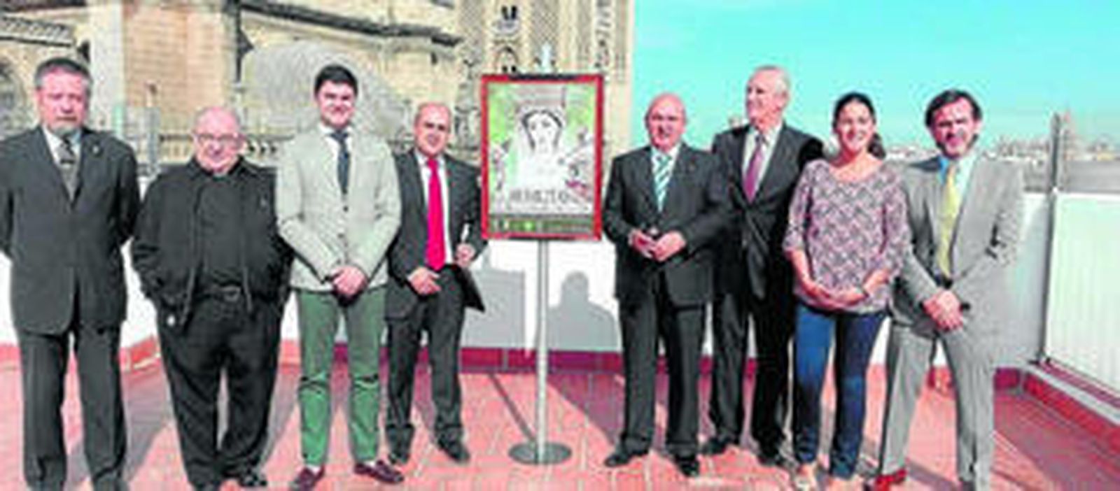 Representantes municipales y de la Hermandad de la Vera Cruz durante el acto de la presentación de la exposición.