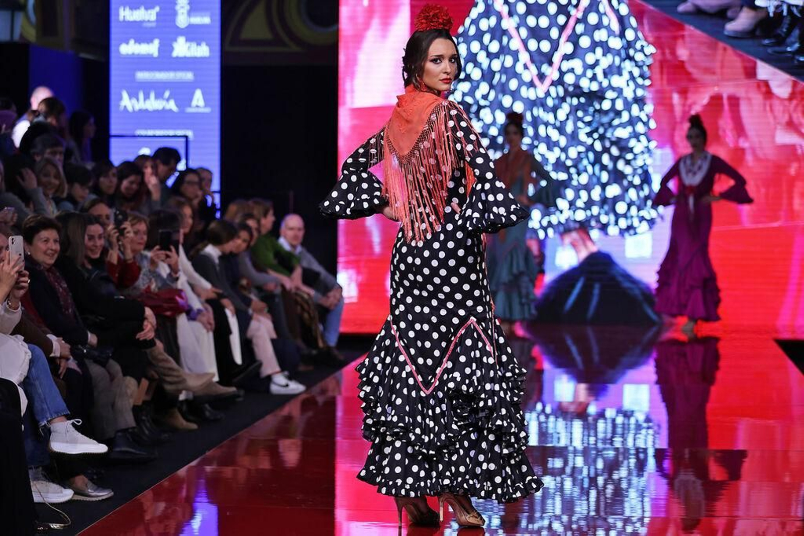 Lunares, comodidad y mantoncillos: Estas son las tendencias para los trajes de flamenca de romerías y ferias