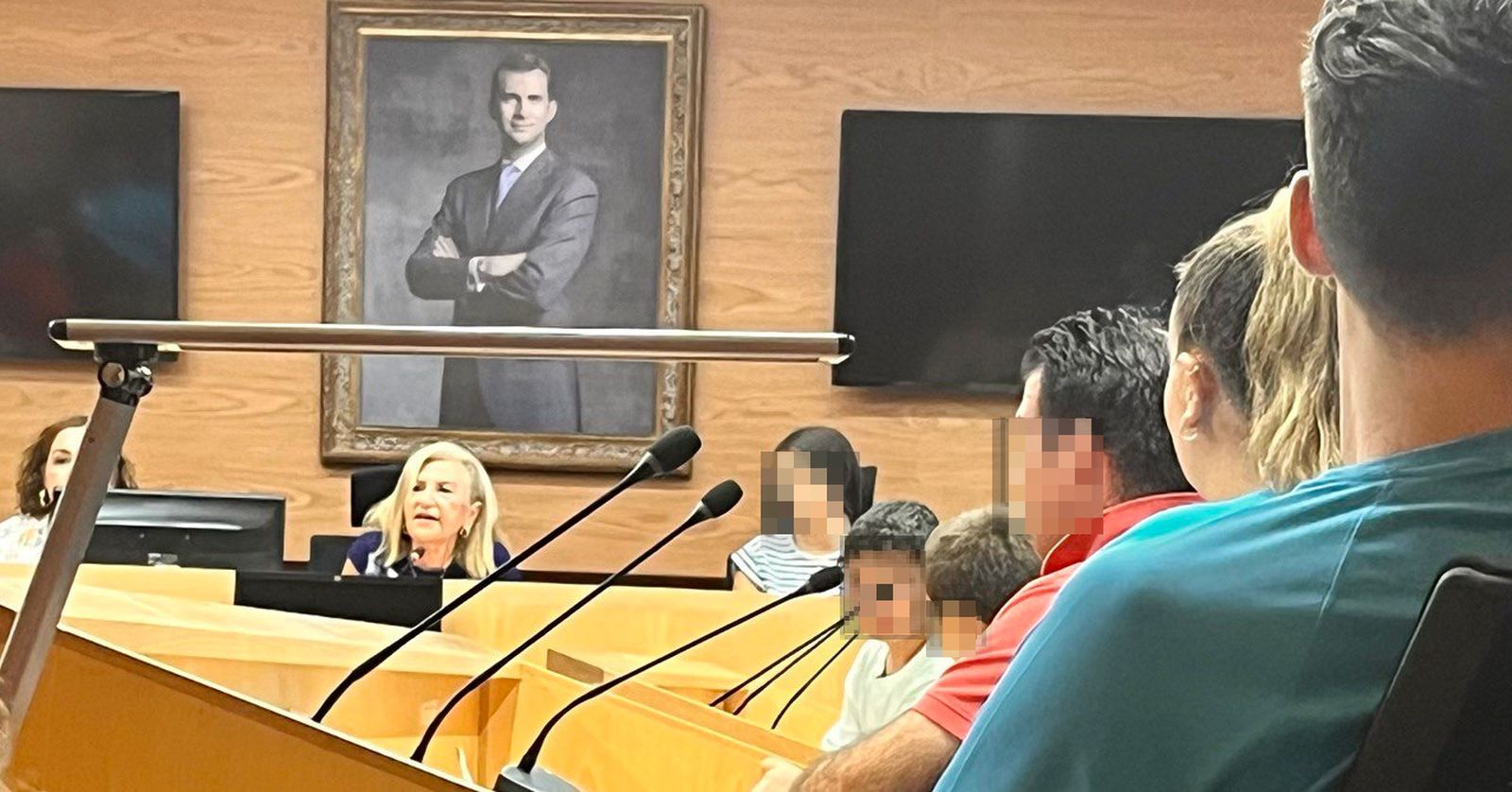 La concejala Carmen Lara, durante un encuentro con menores en la sala de plenos municipal.