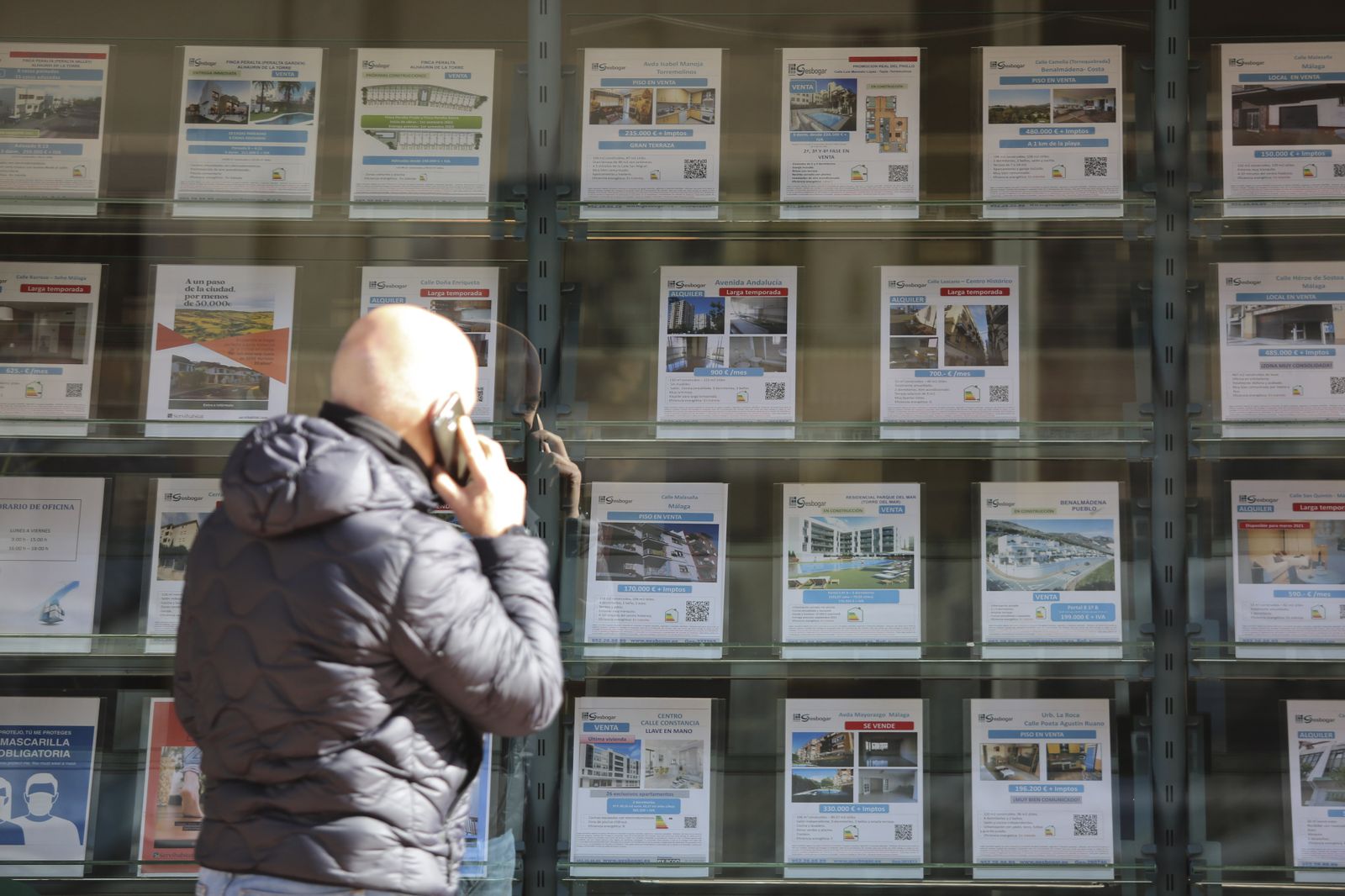 Venta y compra de viviendas en una inmobiliaria.