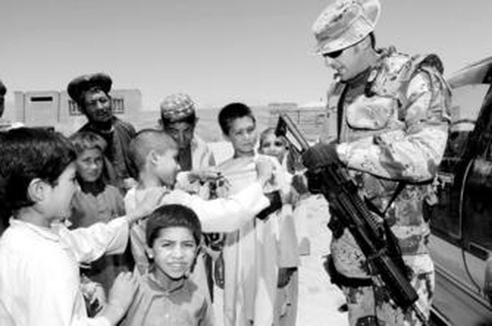 Un Sargento junto a un grupo de niños de la localidad de Qala-e-Naw, donde la Legión tenía su base operativa.