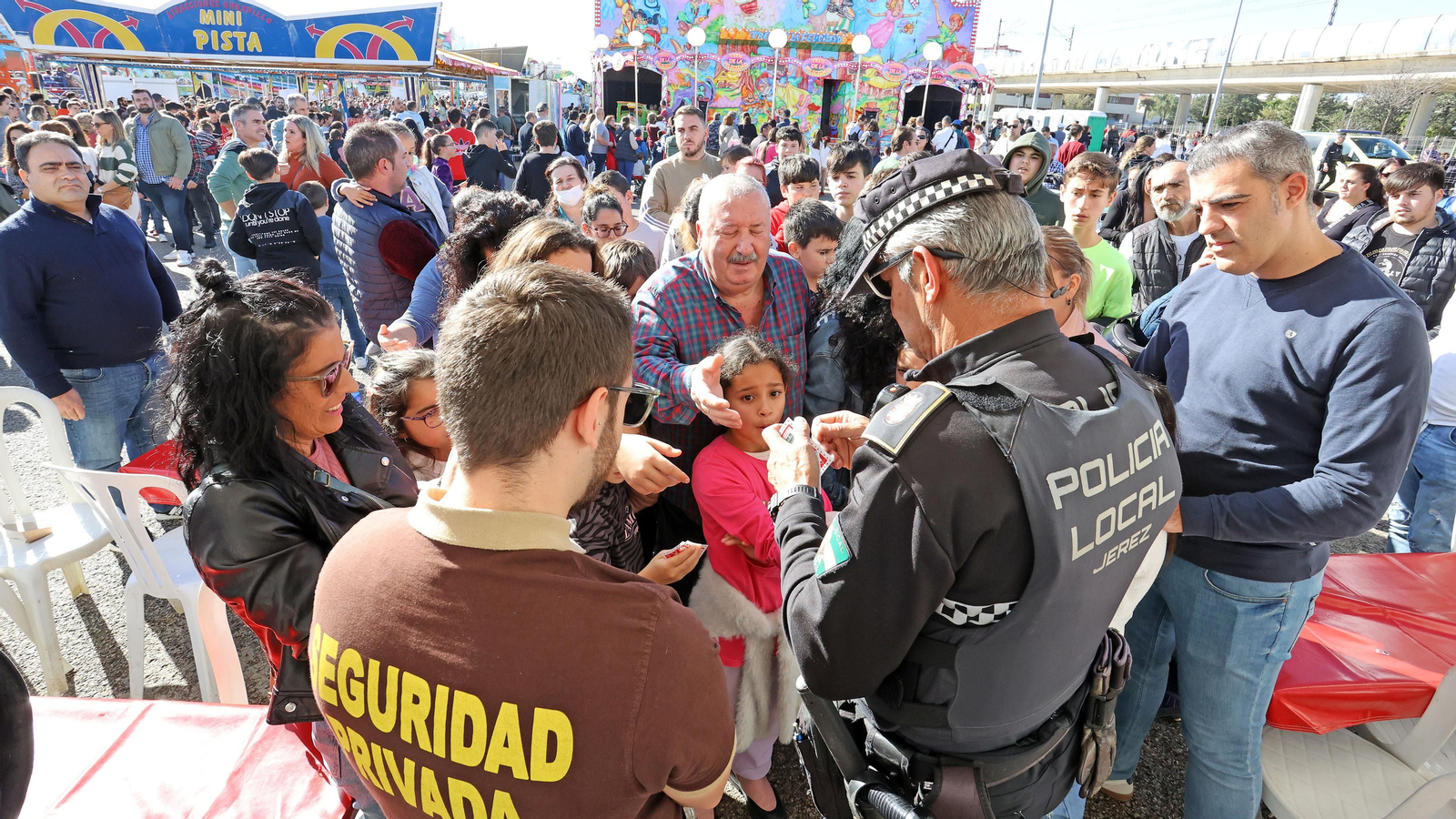 El parque de atracciones de Navidad junto a la Feria volvió a llenarse este sábado El parque de atracciones de Navidad junto a la Feria volvió a llenarse este sábado