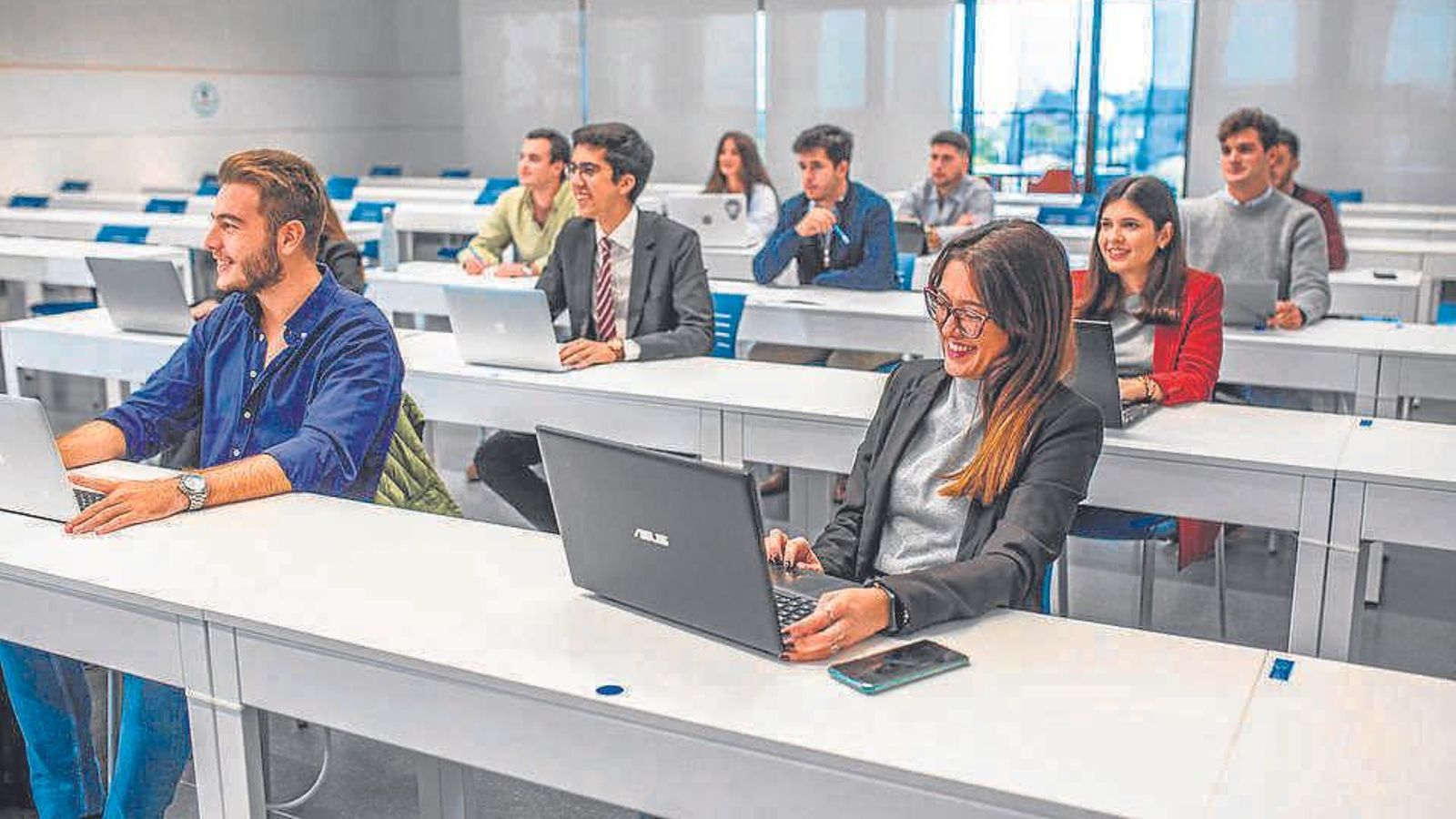 Más de 30 programas de postgrado caracterizados por su enfoque práctico y experiencial .