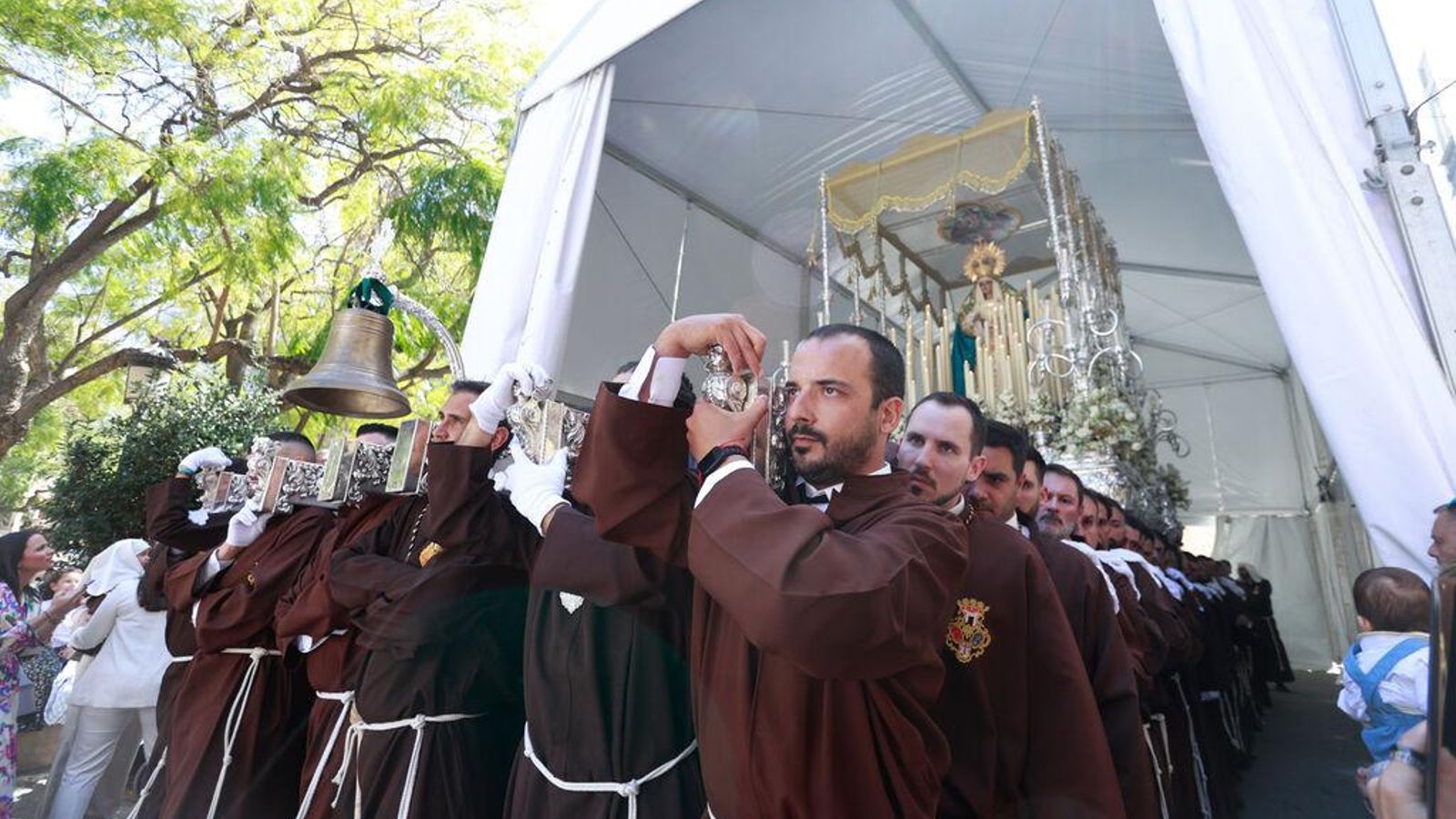 Salida de María Santísima del Dulce Nombre desde la plaza de Capuchinos.