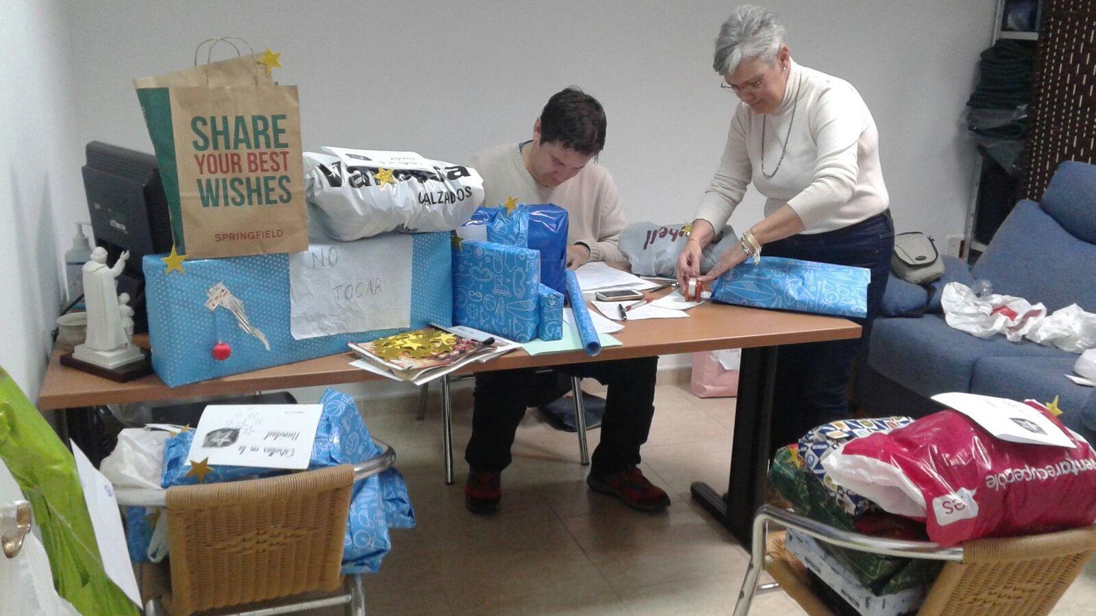 Encarna Orozco, hace diez años, envuelve los regalos con un voluntario de la primera edición de Estrella en la Navidad.