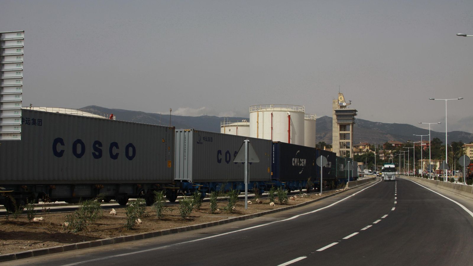 Un tren de mercancías discurre por el Puerto de Algeciras. Un tren de mercancías discurre por el Puerto de Algeciras.