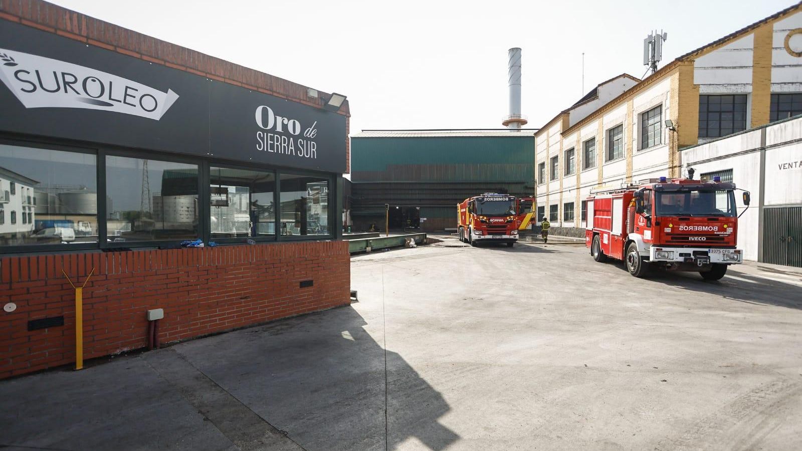 Bomberos en las instalaciones de la fábrica de aceite trabajando en el incendio