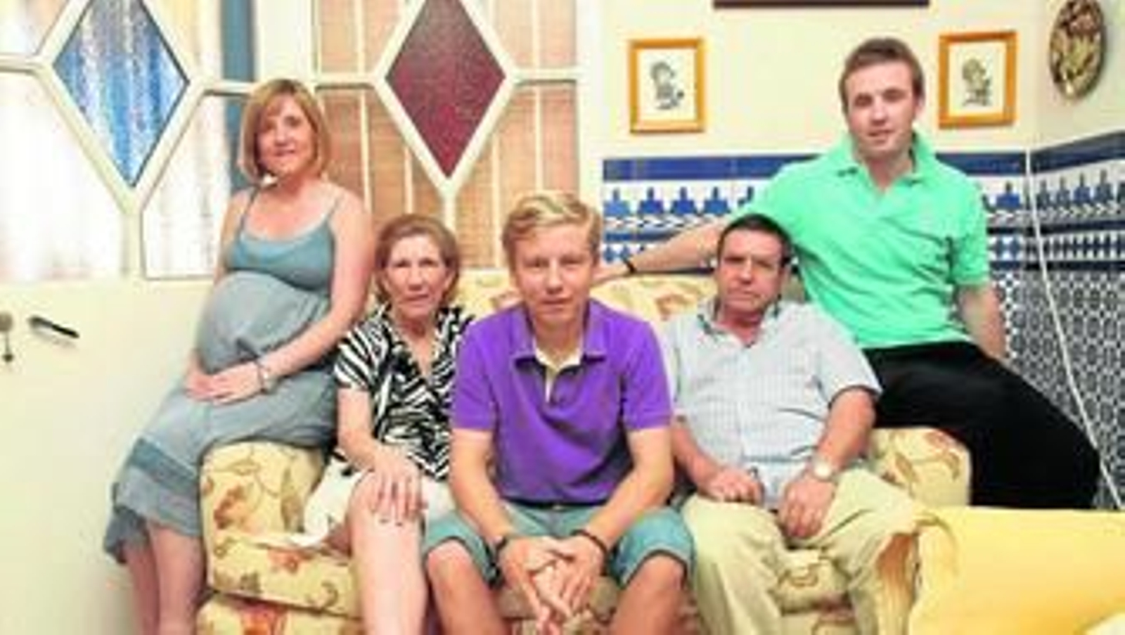 Guadalupe Ríos, Eduarda Marín, Eduardo Ríos, Francisco Ríos y Vicente Ríos, en su casa de Umbrete. Guadalupe Ríos, Eduarda Marín, Eduardo Ríos, Francisco Ríos y Vicente Ríos, en su casa de Umbrete.