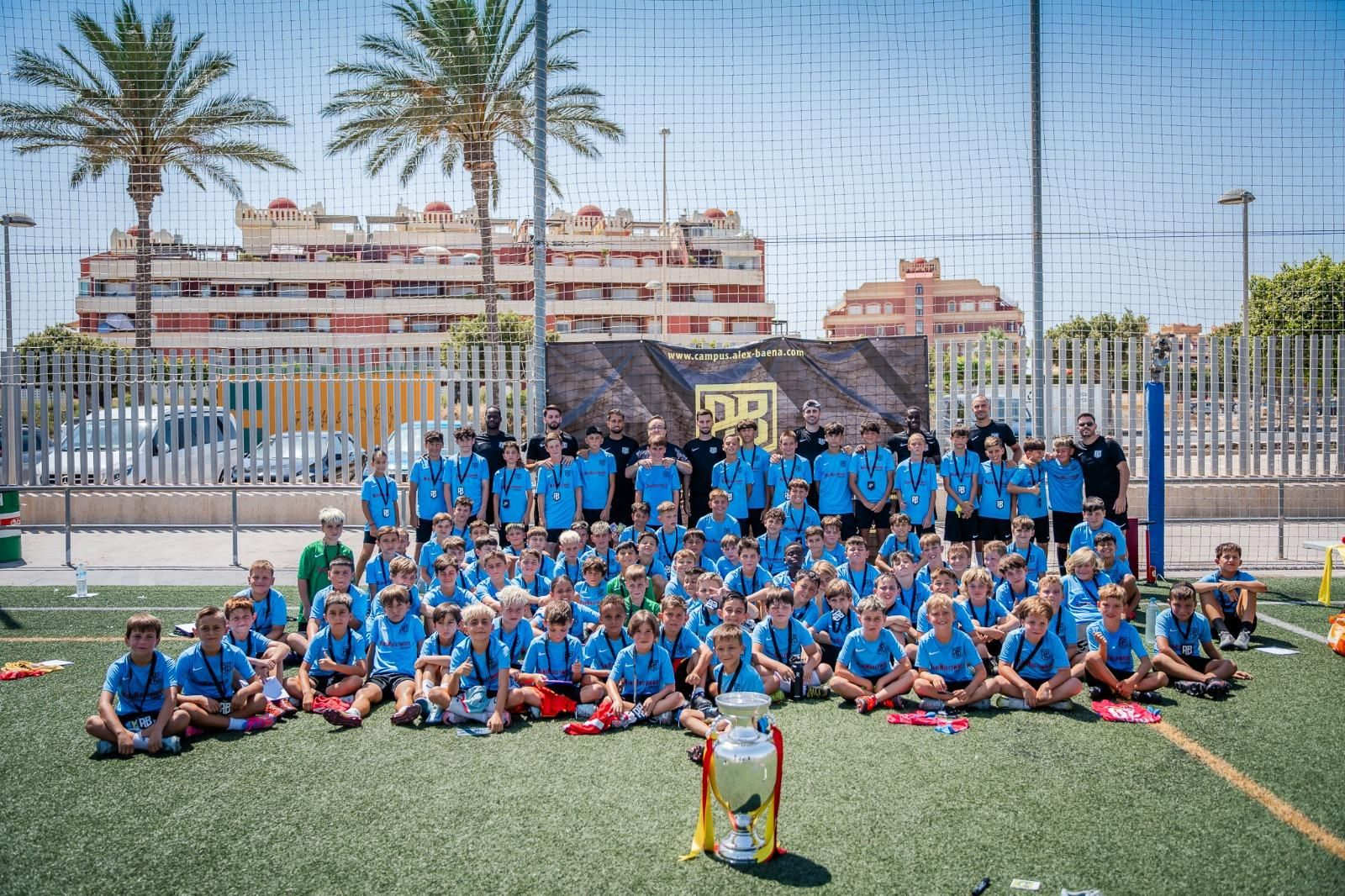 Foto de familia con Álex Baena al término del campus de verano celebrado esta pasada semana en la localidad almeriense.