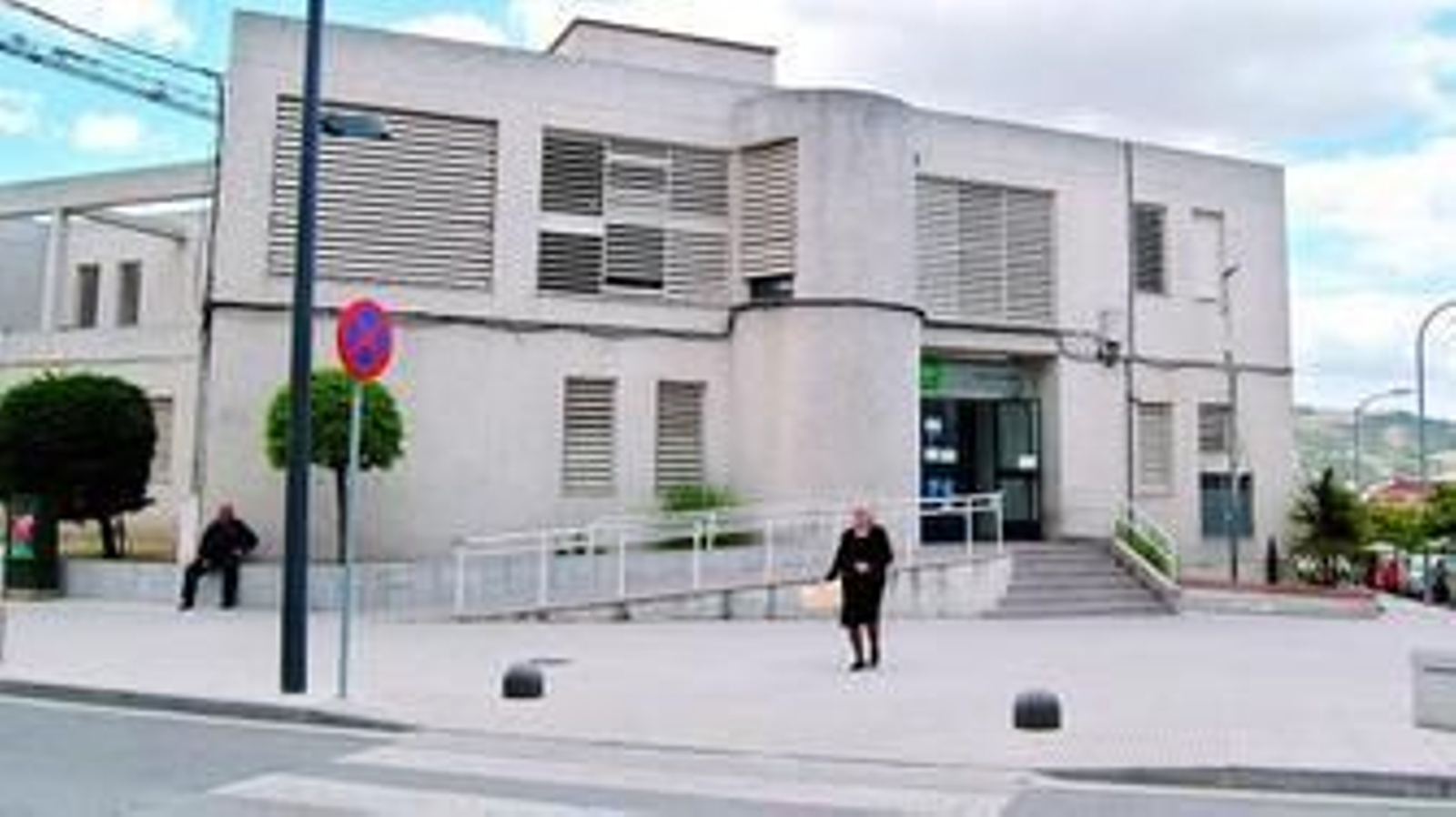 Detalle del principal acceso al centro de salud baenense.